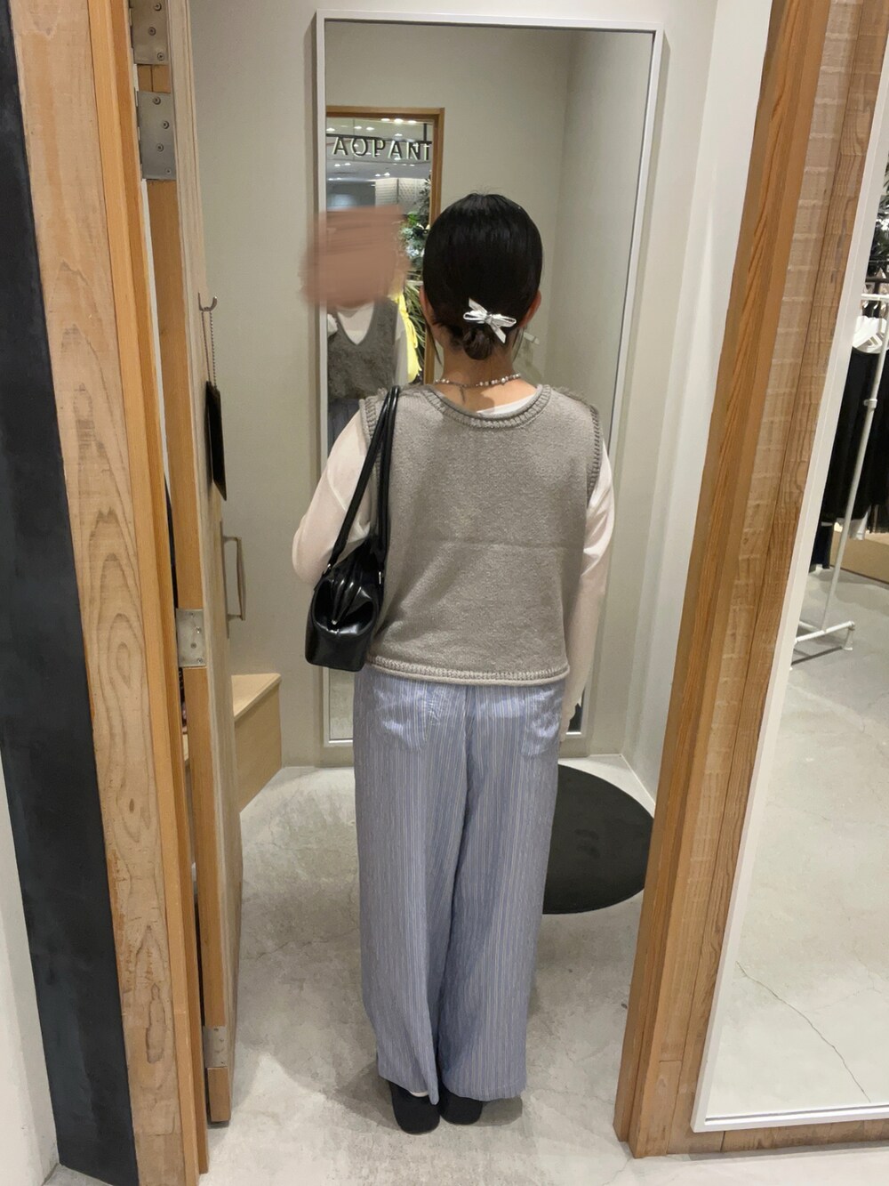 ホワイト系のTシャツ/カットソー、ブルー系のその他パンツ、ブラック系のブーツを着用したレディースの夏コーディネートの3枚目の写真