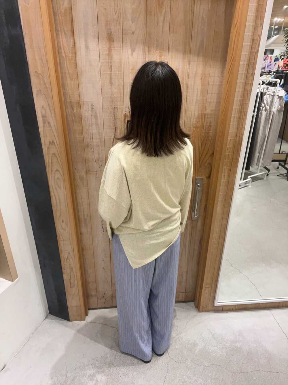 ピンク系のTシャツ/カットソー、ブルー系のその他パンツを着用したレディースの夏コーディネートの3枚目の写真