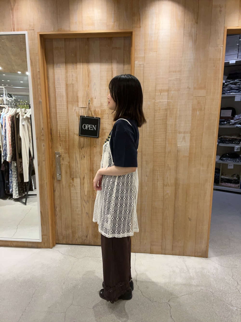 ホワイト系のキャミソール、ホワイト系のTシャツ/カットソー、ブラウン系のその他パンツを着用したレディースの夏コーディネートの2枚目の写真