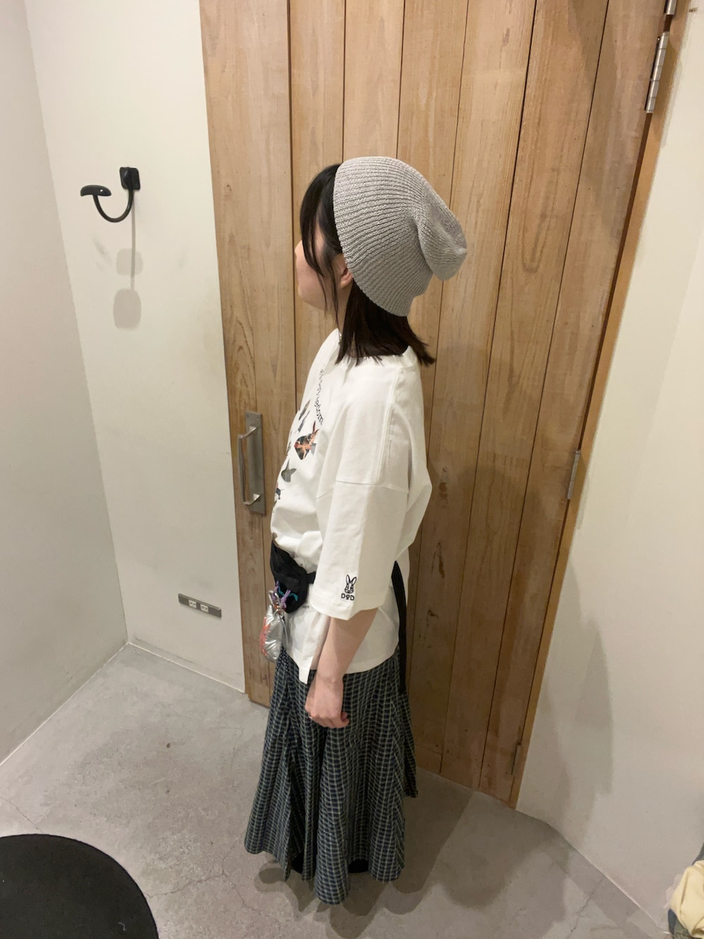 ホワイト系のTシャツ/カットソー、ブラック系のスカート、ブラック系のトートバッグを着用したレディースの春コーディネートの2枚目の写真