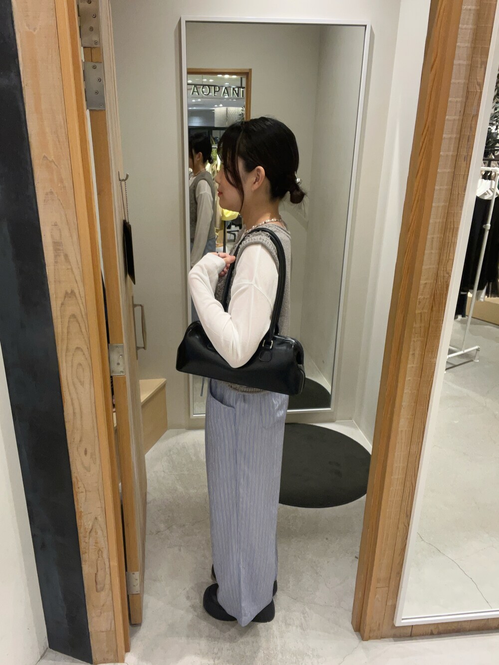 ホワイト系のTシャツ/カットソー、ブルー系のその他パンツ、ブラック系のブーツを着用したレディースの夏コーディネートの2枚目の写真