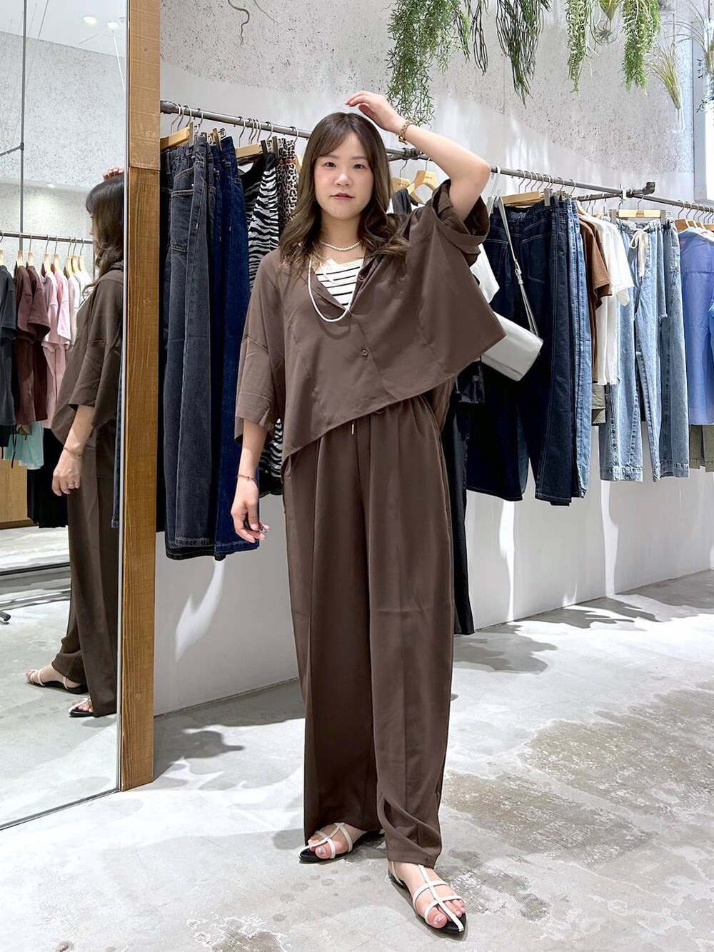 ホワイト系のタンクトップ、ホワイト系のサンダル、ブラウン系のシャツ/ブラウスを着用したレディースの夏コーディネートの6枚目の写真