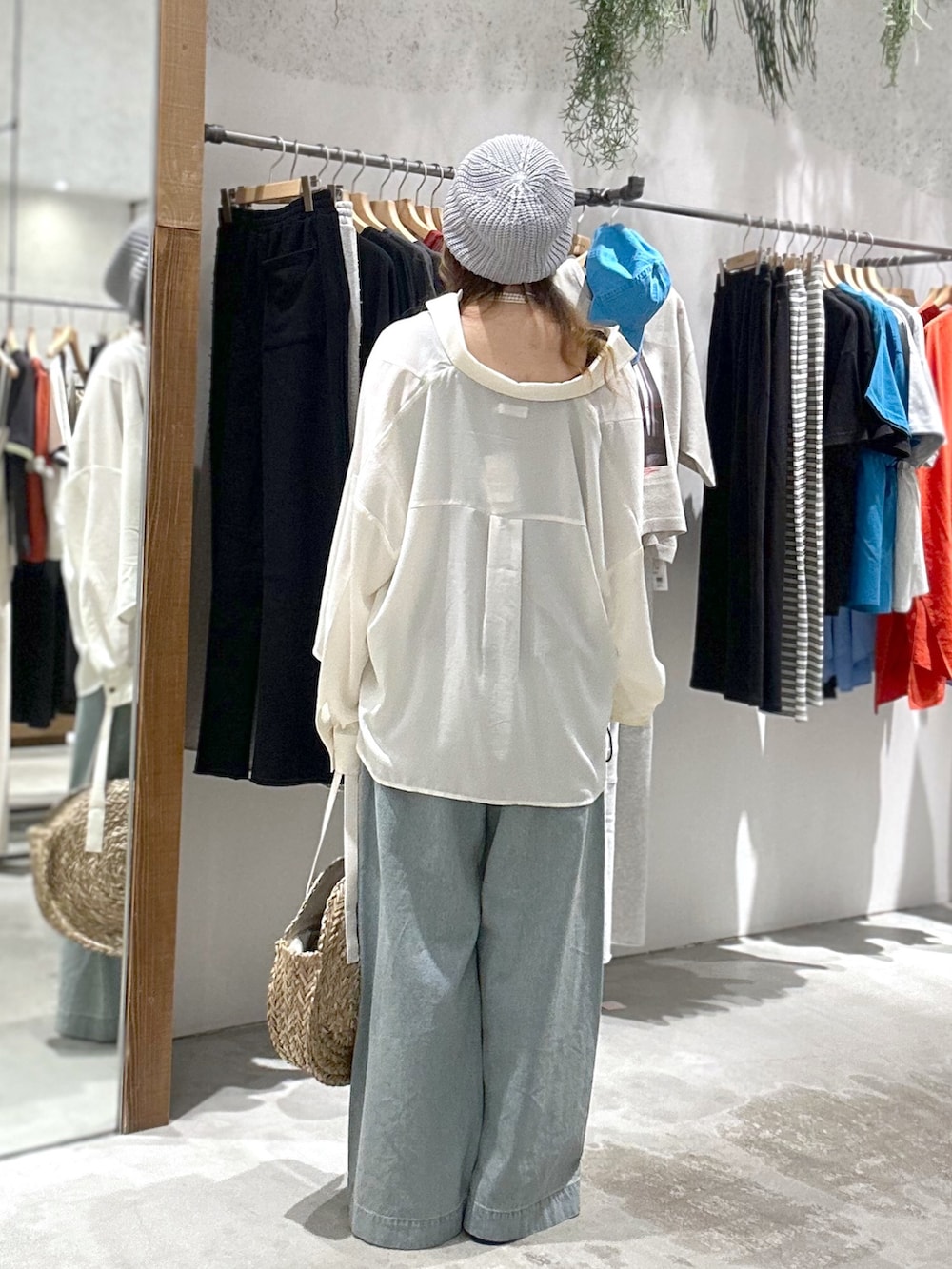 「デニムコーデ、最近のいい感じコーデ、かごバッグ、LEPSIM、骨格ストレート_LEPSIM、30代コーデ、30代_LEPSIM、30代前半、30代ママ」｜「LEPSIMのルーズニットワッチ　328070（ニットキャップ/ビーニー、グレー系）」を使った、yumiさん（レディース・160cm）の春コーディネートの3枚目の写真