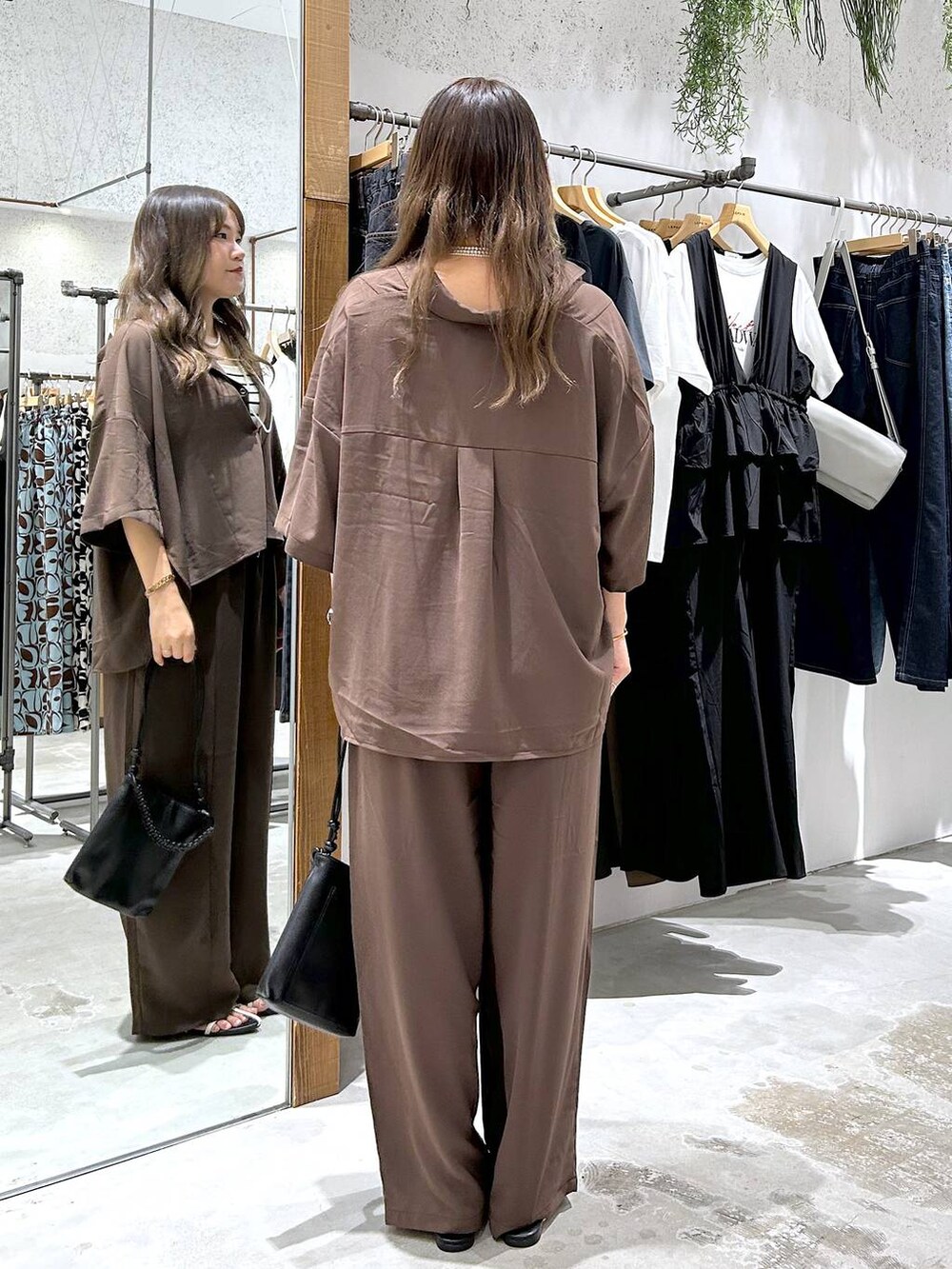 ホワイト系のタンクトップ、ホワイト系のサンダル、ブラウン系のシャツ/ブラウスを着用したレディースの夏コーディネートの4枚目の写真