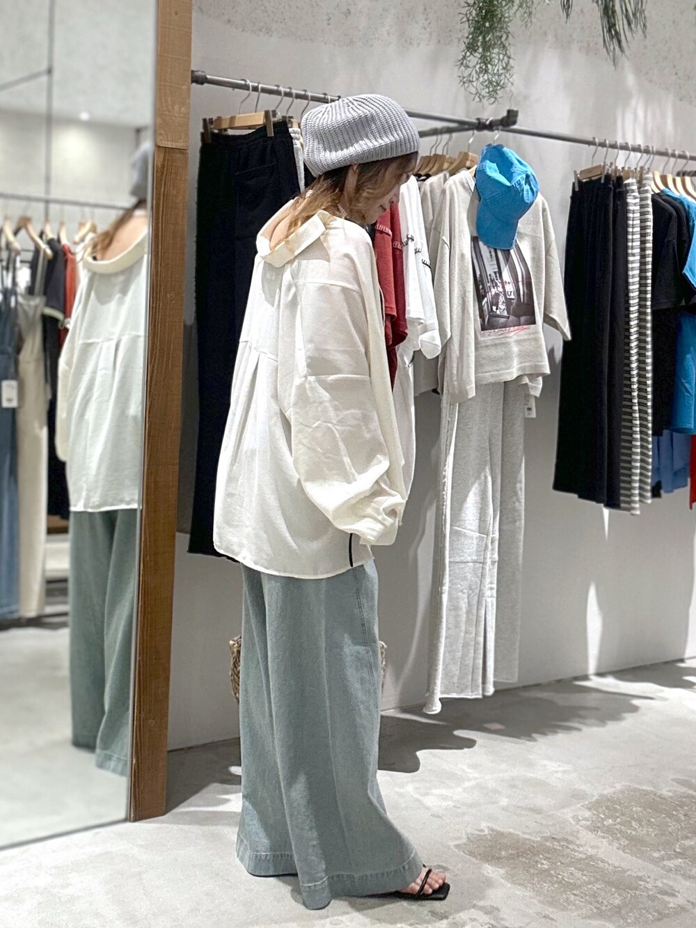「デニムコーデ、最近のいい感じコーデ、かごバッグ、LEPSIM、骨格ストレート_LEPSIM、30代コーデ、30代_LEPSIM、30代前半、30代ママ」｜「LEPSIMのルーズニットワッチ　328070（ニットキャップ/ビーニー、グレー系）」を使った、yumiさん（レディース・160cm）の春コーディネートの5枚目の写真
