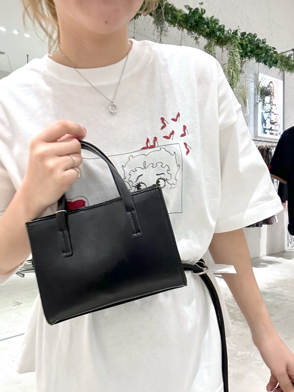 「お洒落さんとつながりたい、ラフコーデ、30代コーデ、30代_LEPSIM、30代ママ、30代前半、LEPSIM」｜「LEPSIMの大判スクエアスカーフ　303219（バンダナ/スカーフ、ブルー系）」を使った、yumiさん（レディース・160cm）の春コーディネートの2枚目の写真