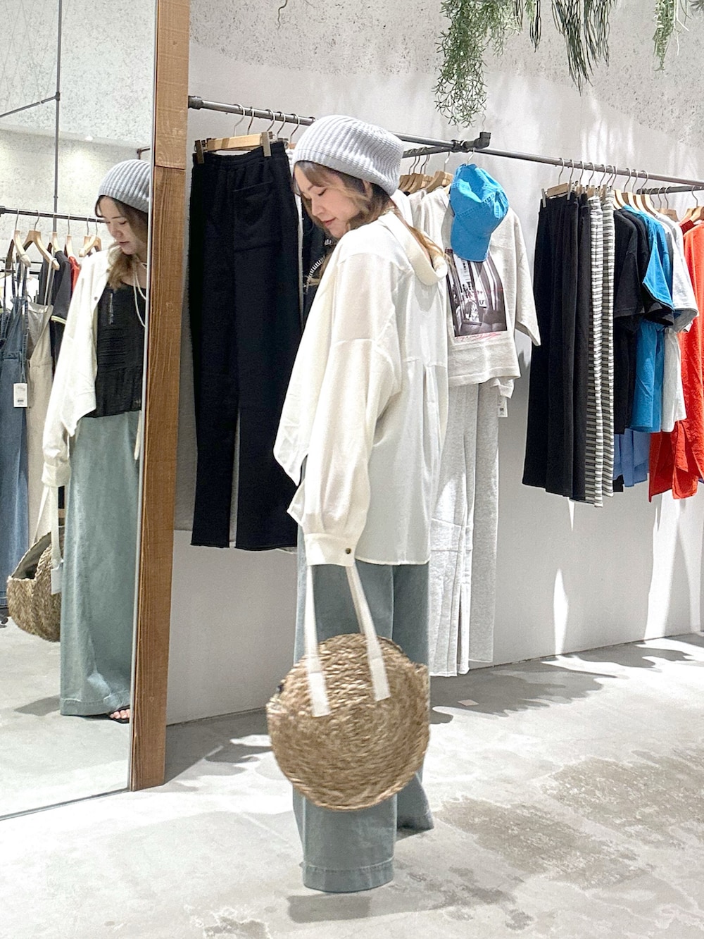 「デニムコーデ、最近のいい感じコーデ、かごバッグ、LEPSIM、骨格ストレート_LEPSIM、30代コーデ、30代_LEPSIM、30代前半、30代ママ」｜「LEPSIMのルーズニットワッチ　328070（ニットキャップ/ビーニー、グレー系）」を使った、yumiさん（レディース・160cm）の春コーディネートの4枚目の写真