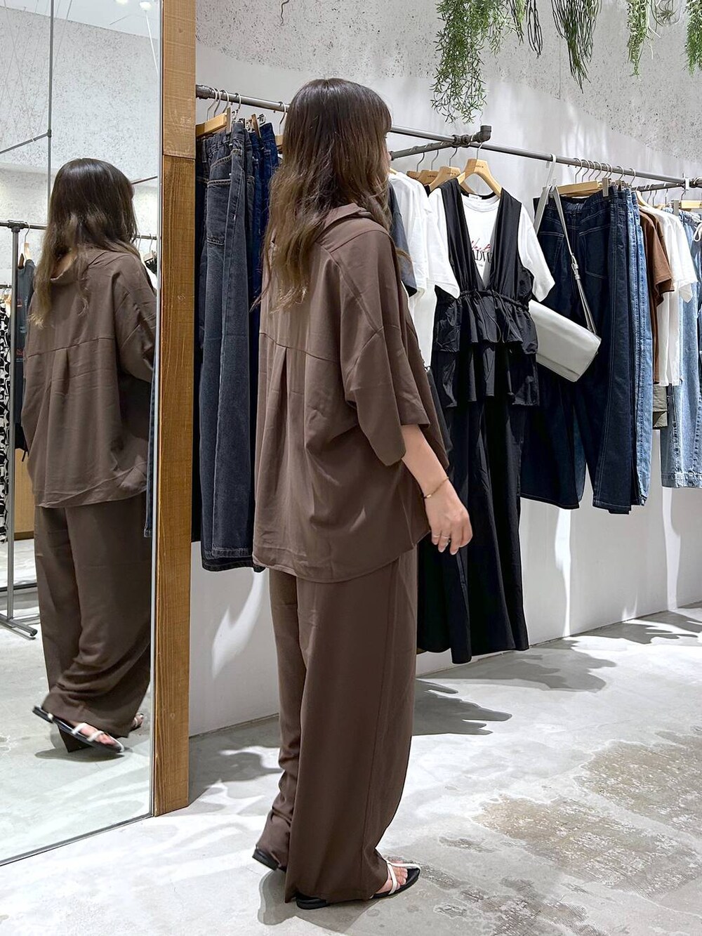 ホワイト系のタンクトップ、ホワイト系のサンダル、ブラウン系のシャツ/ブラウスを着用したレディースの夏コーディネートの5枚目の写真