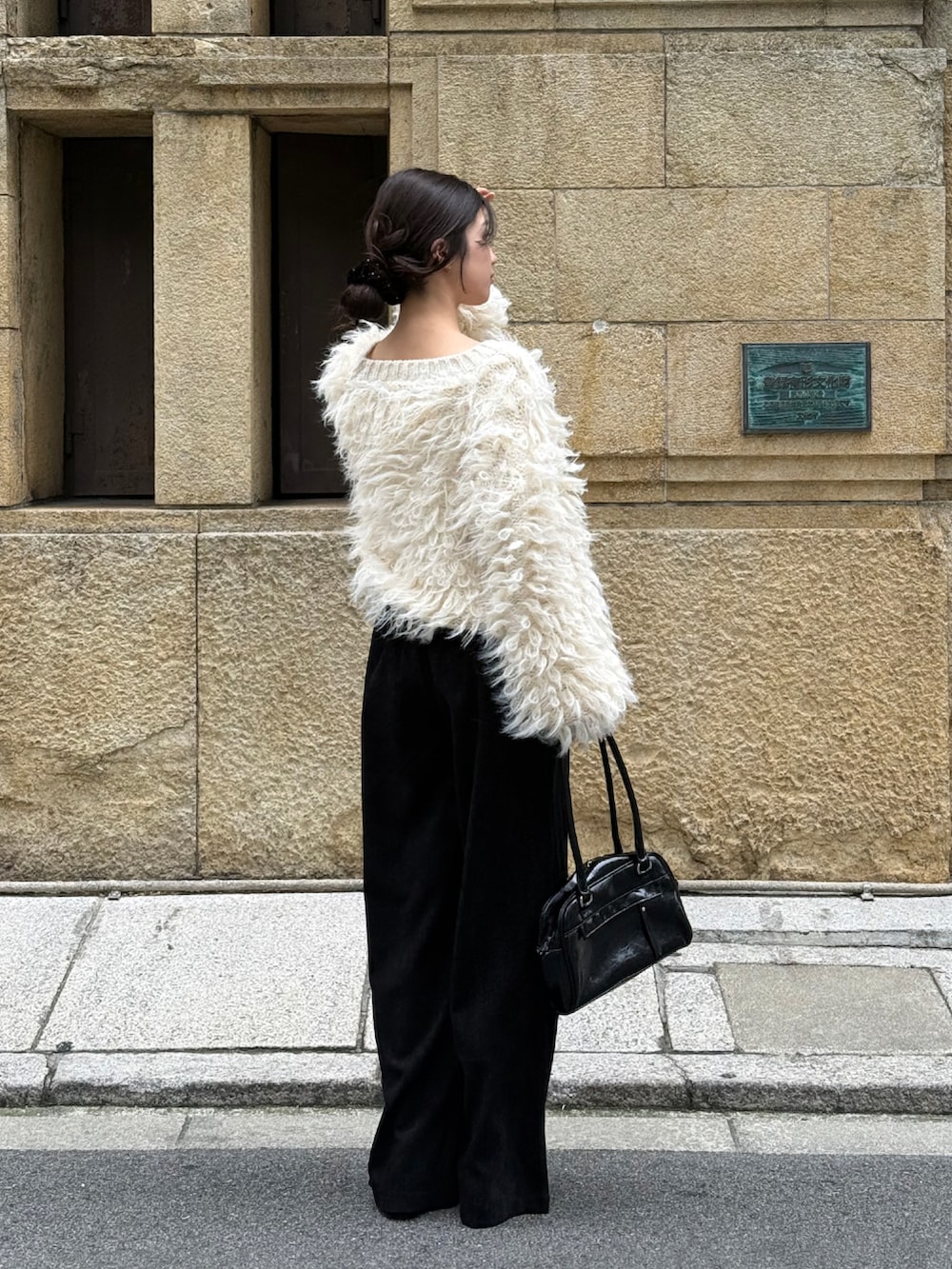 ホワイト系のカーディガン/ボレロ、ブラック系のショルダーバッグ、ブラック系のバレエシューズを着用したレディースの秋コーディネートの3枚目の写真