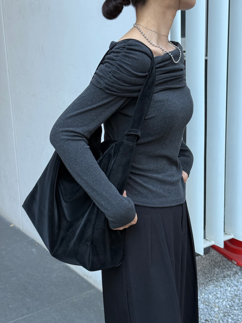 グレー系のTシャツ/カットソー、ブラック系のスラックス、ブラック系のローファーを着用したレディースの秋コーディネートの5枚目の写真