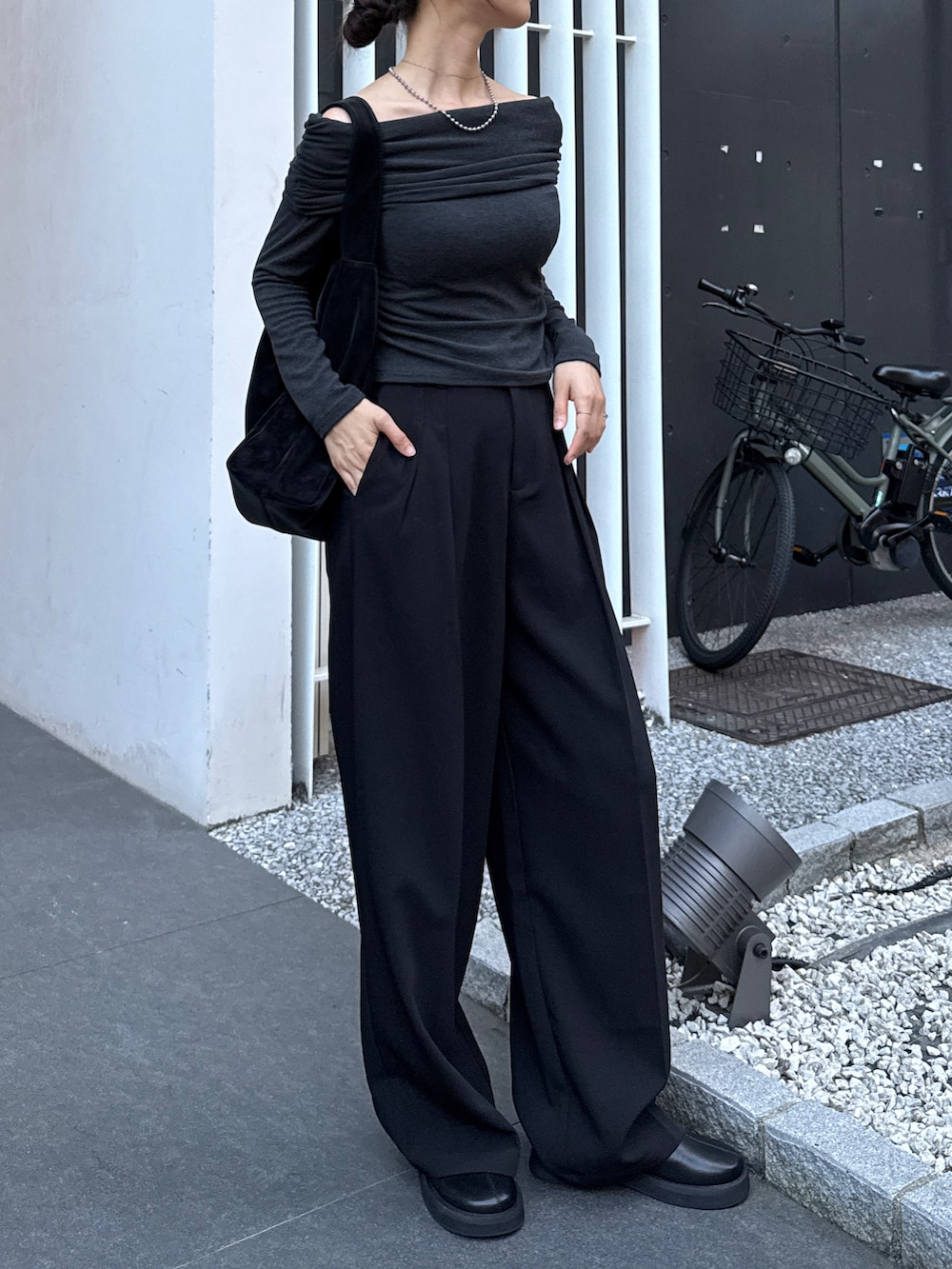 グレー系のTシャツ/カットソー、ブラック系のスラックス、ブラック系のローファーを着用したレディースの秋コーディネートの2枚目の写真