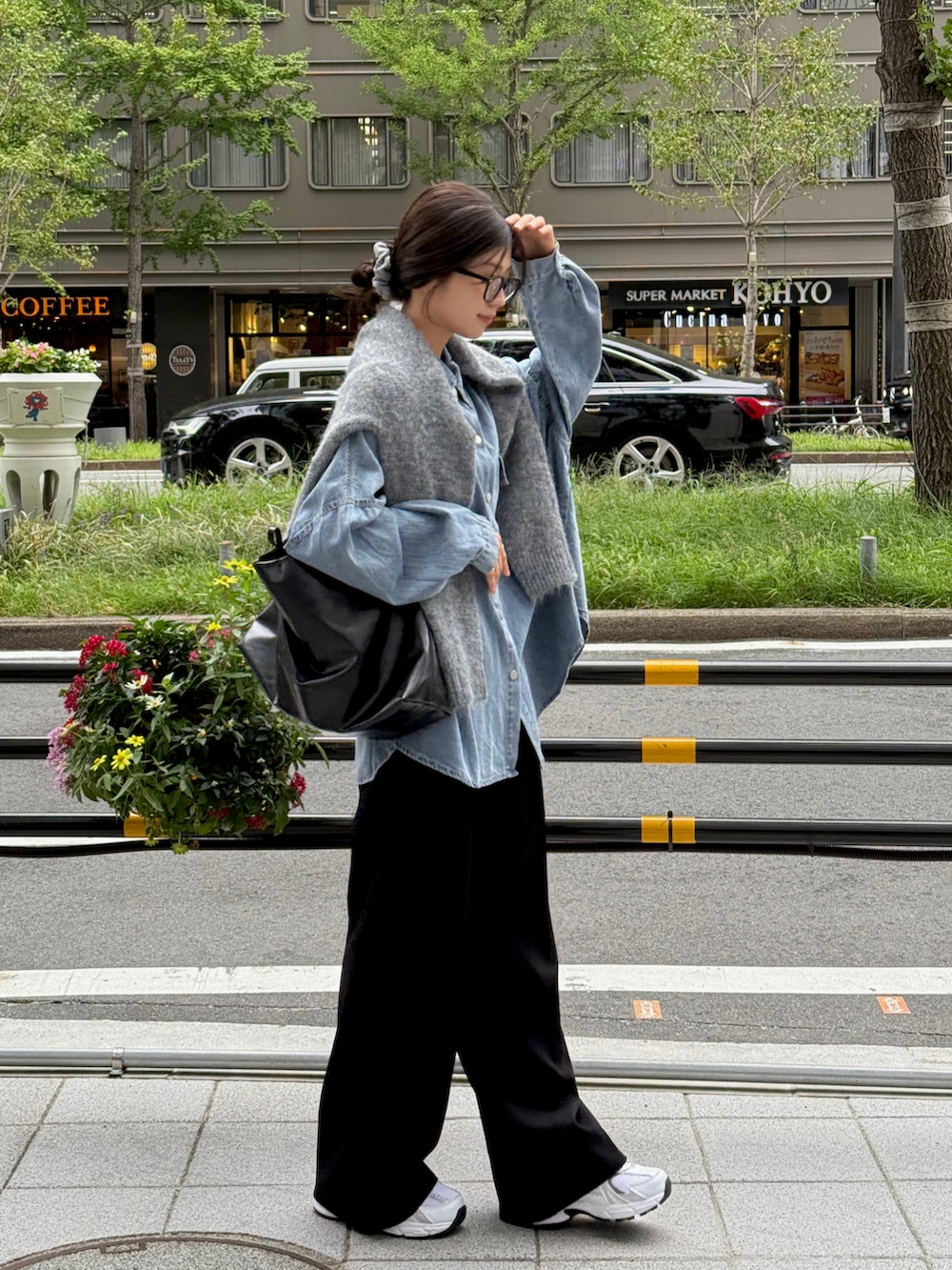 ブルー系のシャツ/ブラウス、グレー系のカーディガン/ボレロ、ブラック系のスラックスを着用したレディースの秋コーディネートの5枚目の写真