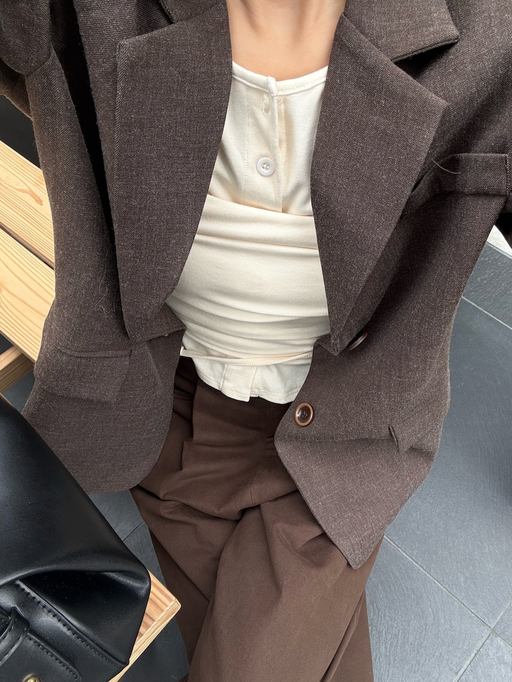 ホワイト系のTシャツ/カットソー、ブラウン系のその他パンツを着用したレディースの秋コーディネートの4枚目の写真