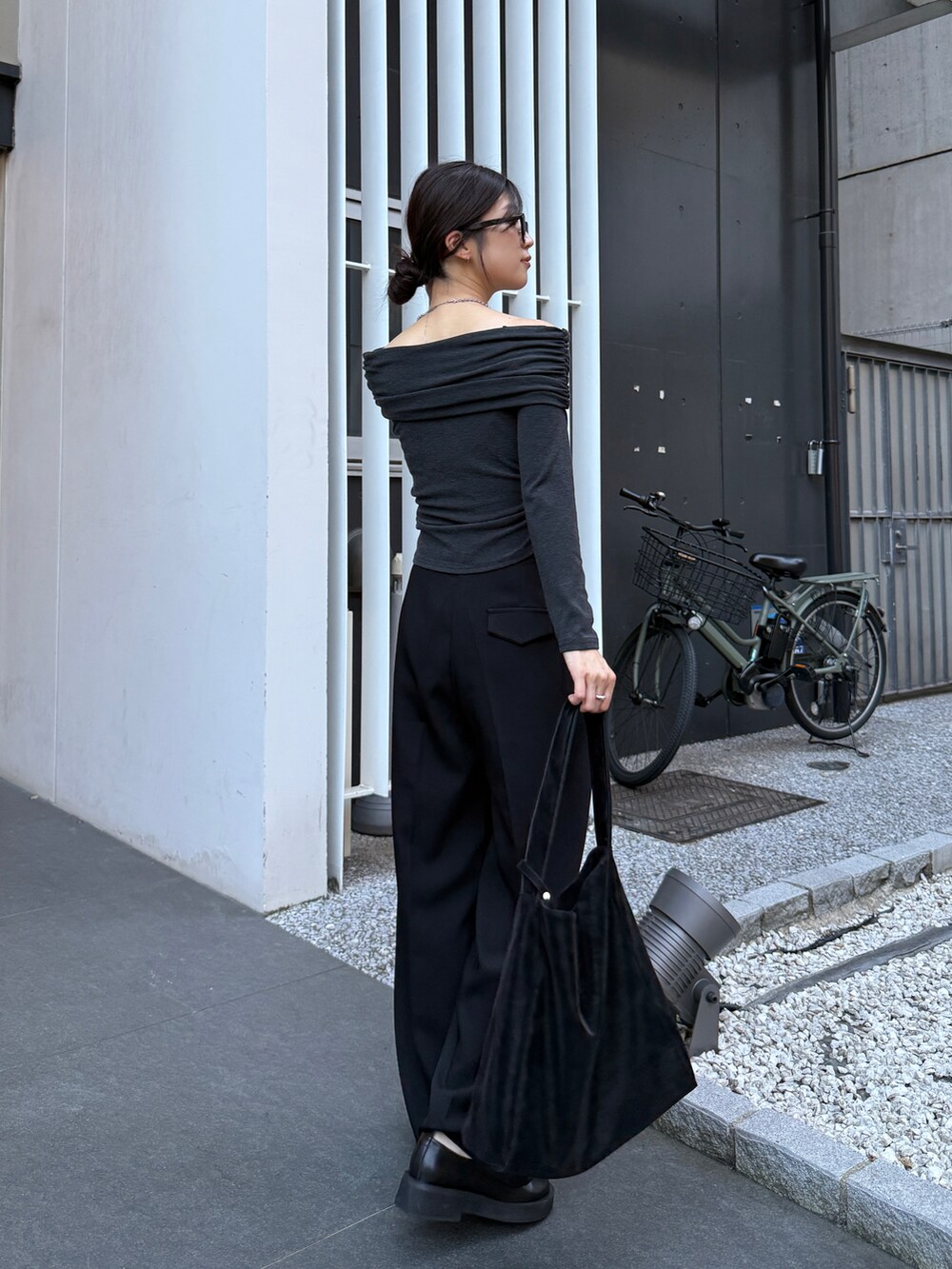 グレー系のTシャツ/カットソー、ブラック系のスラックス、ブラック系のローファーを着用したレディースの秋コーディネートの3枚目の写真