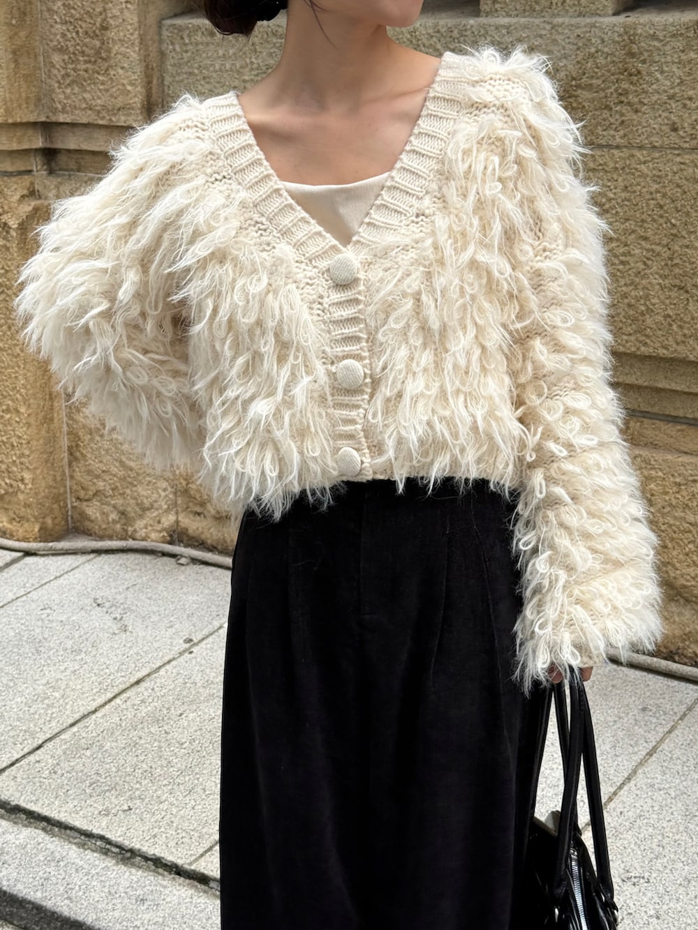 ホワイト系のカーディガン/ボレロ、ブラック系のショルダーバッグ、ブラック系のバレエシューズを着用したレディースの秋コーディネートの5枚目の写真