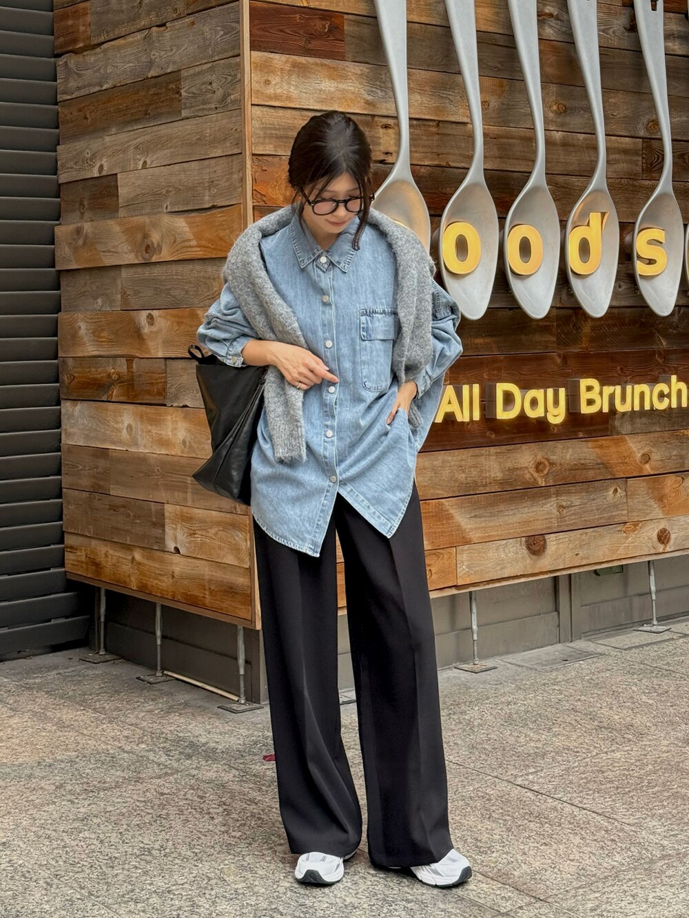 ブルー系のシャツ/ブラウス、グレー系のカーディガン/ボレロ、ブラック系のスラックスを着用したレディースの秋コーディネートの2枚目の写真