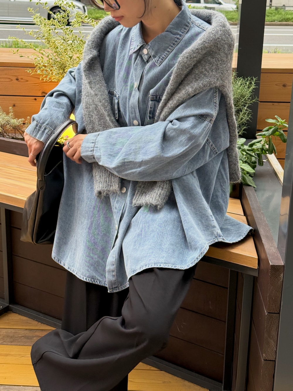 ブルー系のシャツ/ブラウス、グレー系のカーディガン/ボレロ、ブラック系のスラックスを着用したレディースの秋コーディネートの3枚目の写真