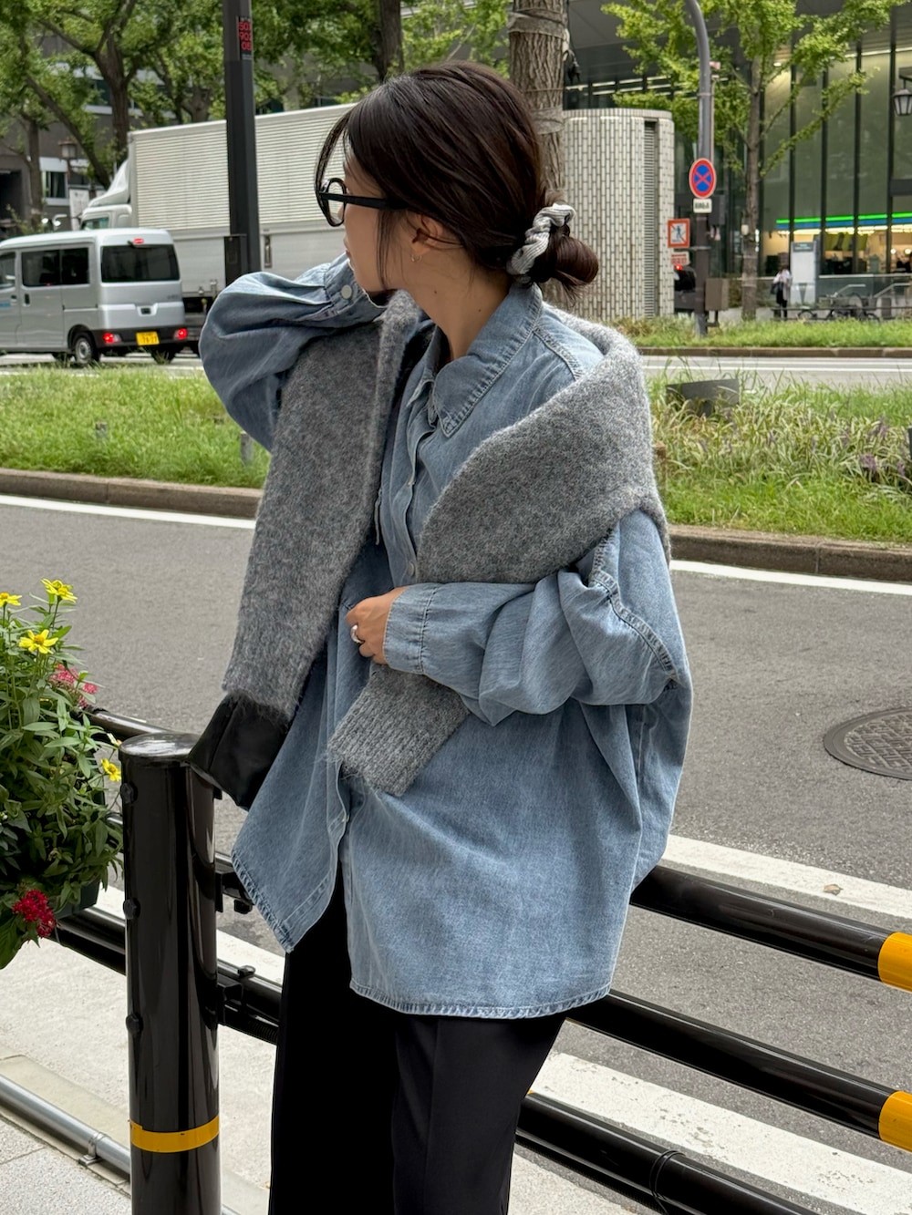 ブルー系のシャツ/ブラウス、グレー系のカーディガン/ボレロ、ブラック系のスラックスを着用したレディースの秋コーディネートの4枚目の写真