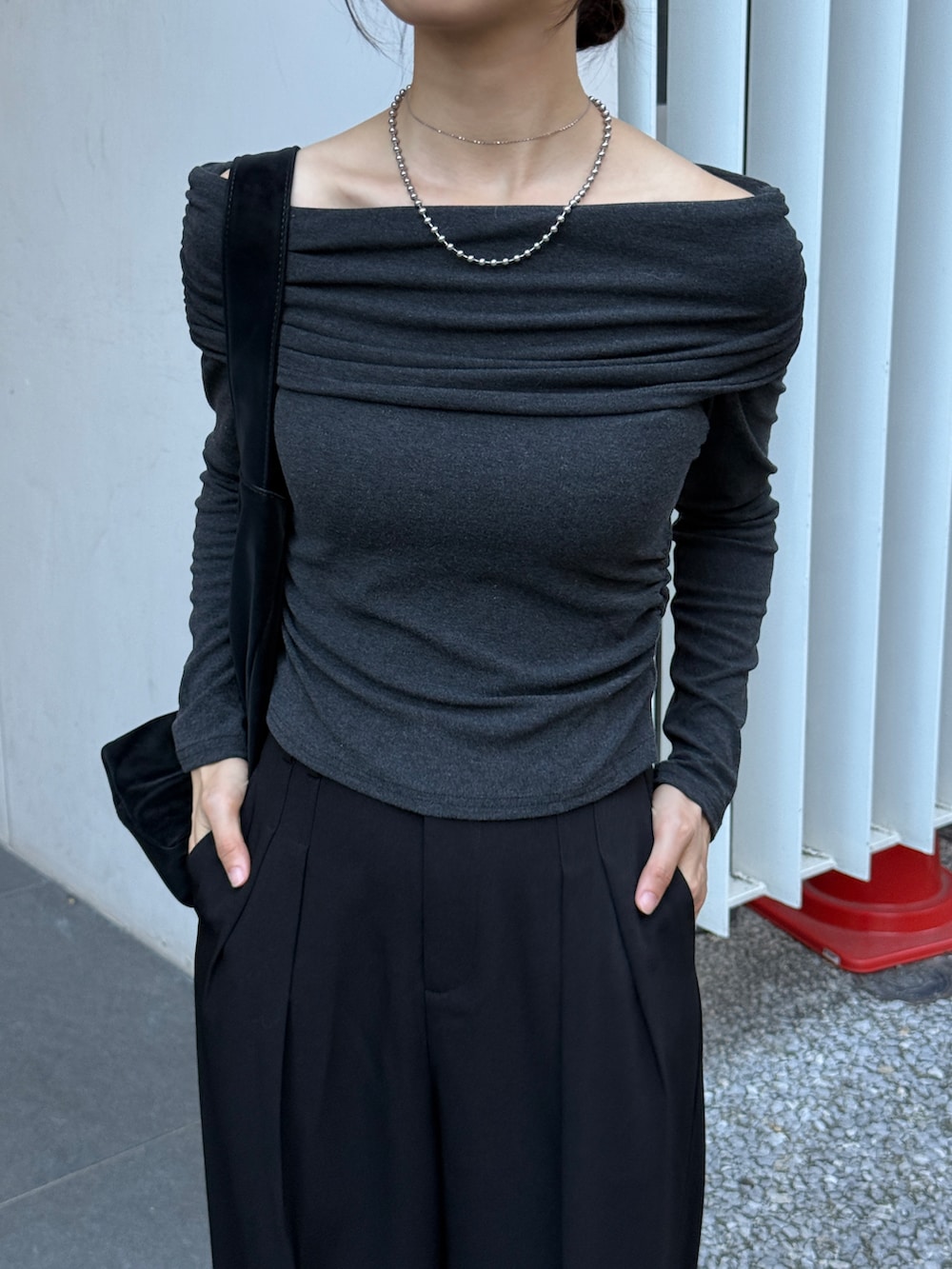 グレー系のTシャツ/カットソー、ブラック系のスラックス、ブラック系のローファーを着用したレディースの秋コーディネートの4枚目の写真