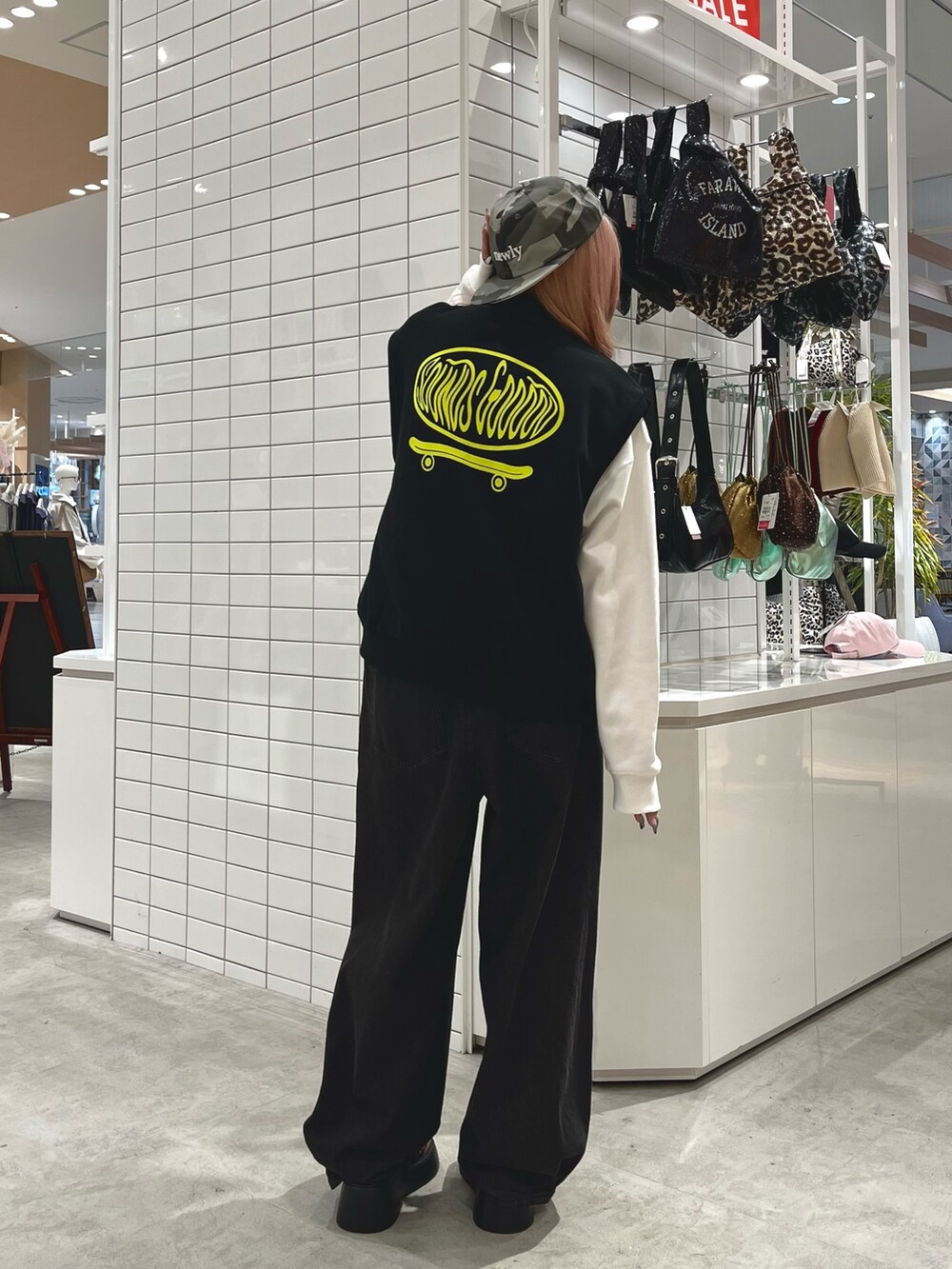 ブラック系のTシャツ/カットソー、ホワイト系のスウェット、ブラック系のデニムパンツを着用したレディースの春コーディネートの2枚目の写真