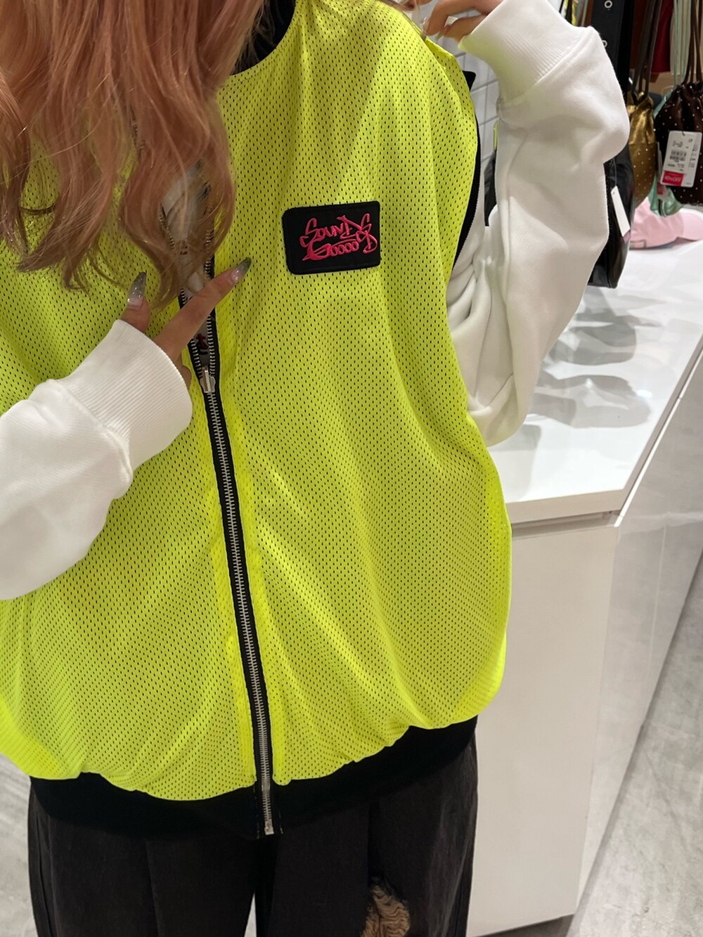 ブラック系のTシャツ/カットソー、ホワイト系のスウェット、ブラック系のデニムパンツを着用したレディースの春コーディネートの3枚目の写真