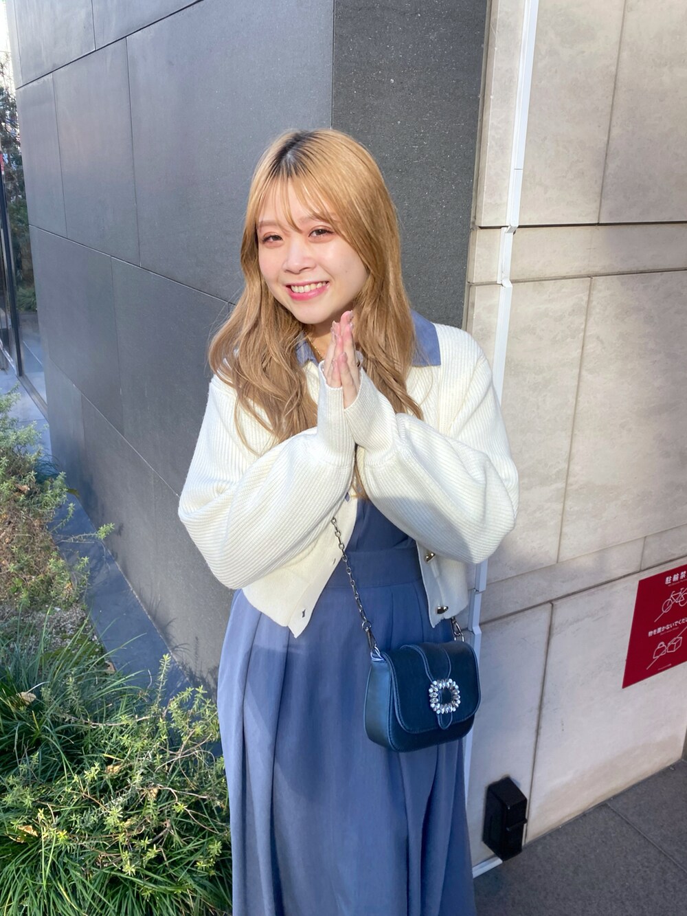 「大人カジュアル、お出かけコーデ、休日スタイル、きれいめカジュアル、大人コーデ、ラクチンコーデ、きれいめコーディネート、ワンピース、ワンピーススタイル、スキッパーワンピース、キレイめカジュアル、シンプルコーデ、オトナカジュアル、オトナ女子、いいね、save、フォローお願いします🤑」｜「natural coutureのスキッパー衿ワンピース（ワンピース、ブルー系）」を使った、nana.さん（レディース・158cm）の冬コーディネートの2枚目の写真