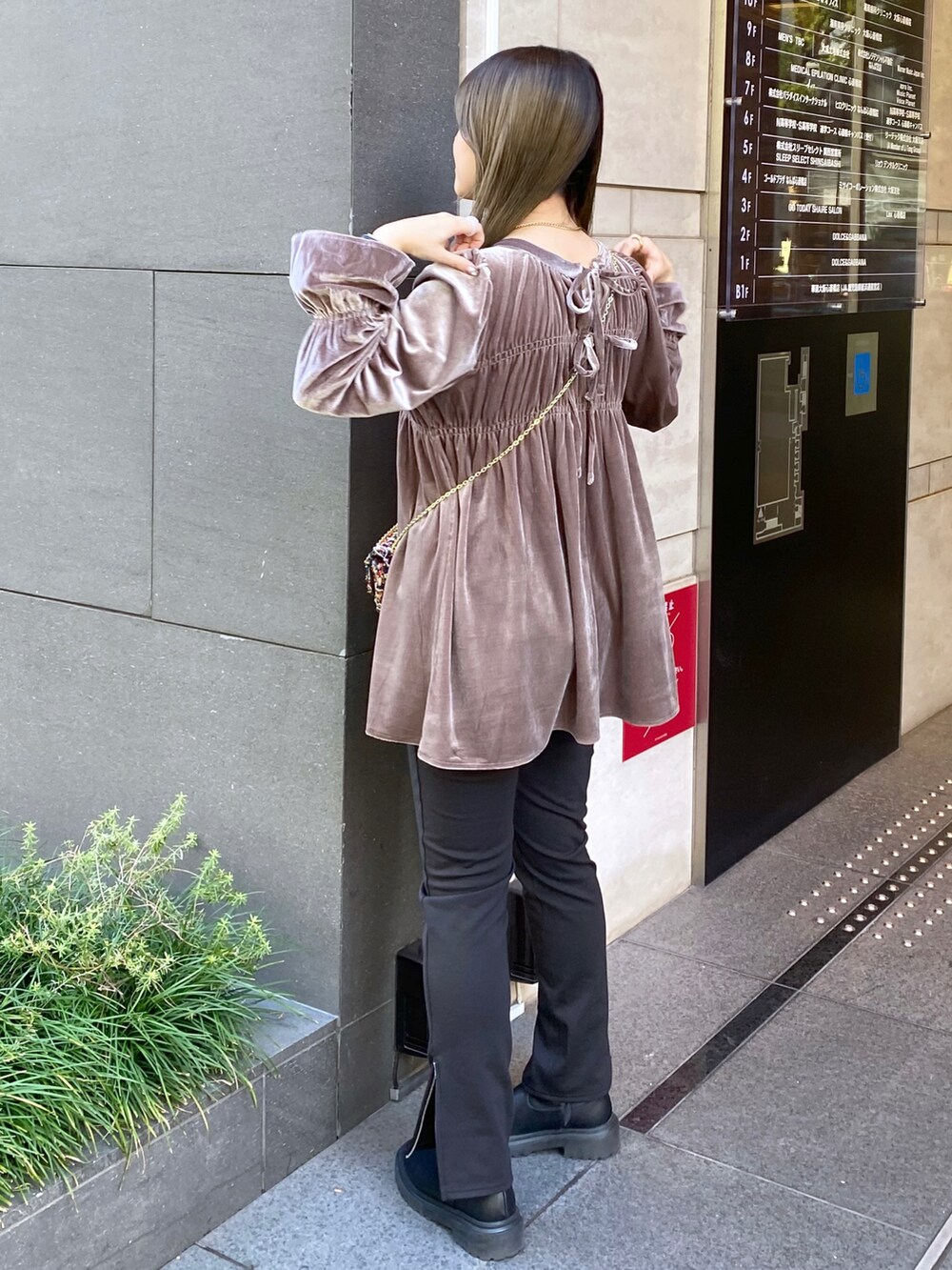 「ファッションを楽しもう、秋のコーデ、大人コーデ、お洒落さんとつながりたい、秋冬コーデ、いいね、save、フォローお願いします🤑、今日のコーデ、大人女子、オトナカジュアル、ベロア、チュニック、パンツスタイル、パンツコーデ、ベロアトップス、オトナ女子」｜「natural coutureのTCポンチ裏起毛スキニーパンツ（その他パンツ、ブラック系）」を使った、nana.さん（レディース・158cm）の秋コーディネートの3枚目の写真