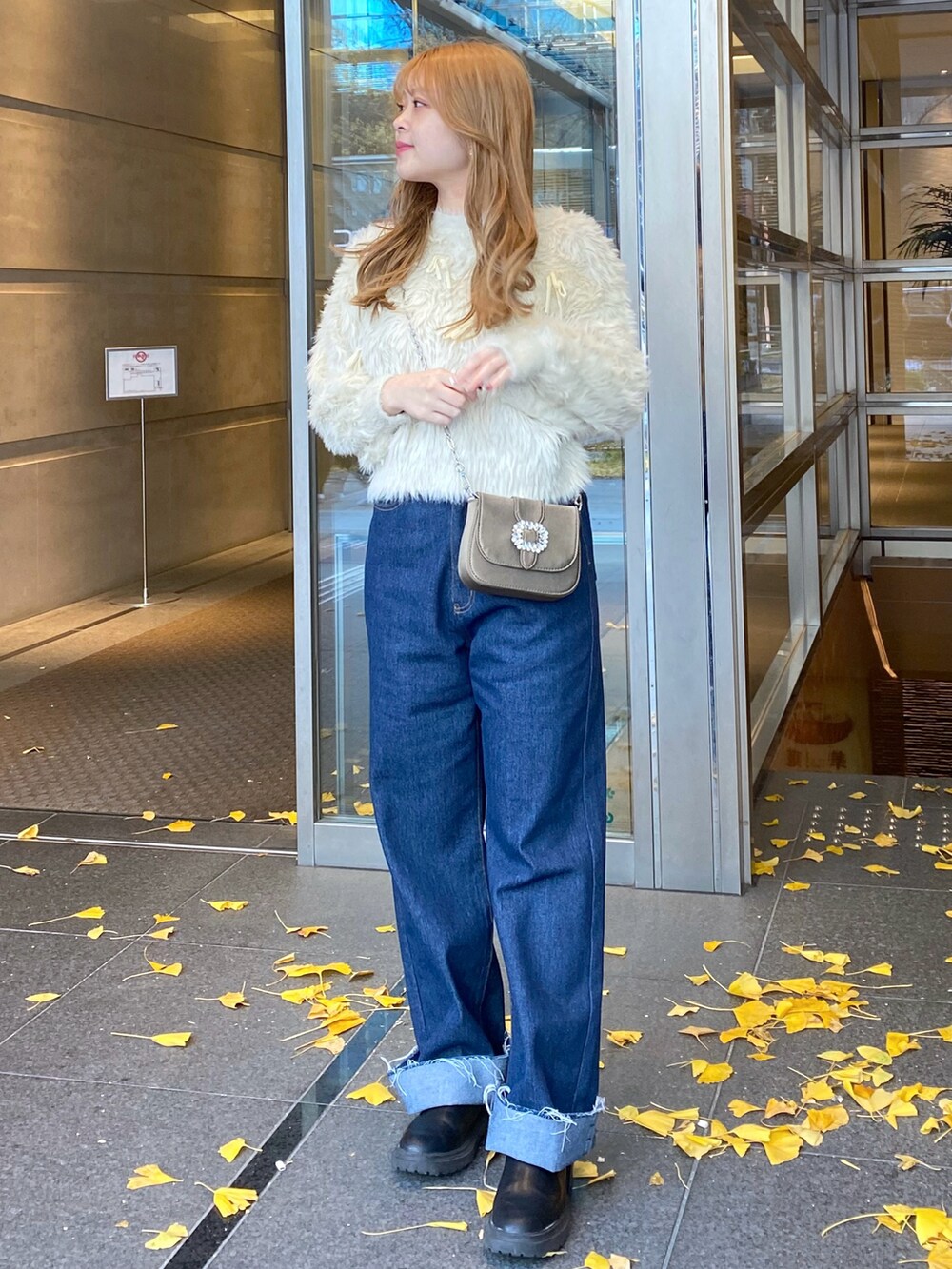 「シンプル、大人女子、大人かわいい、今日のコーデ、冬服、お洒落さんとつながりたい、冬コーデ、デニム、デニムパンツ、フェザー、フェザーニット、クリスマスに着たい服、オトナカジュアル、オトナ女子、いいね、save、フォローお願いします🤑」｜「LARUTAの【LARUTA】長さ変えれるセルフカットデニムパンツ（デニムパンツ、ブルー系）」を使った、nana.さん（レディース・158cm）の冬コーディネートの4枚目の写真