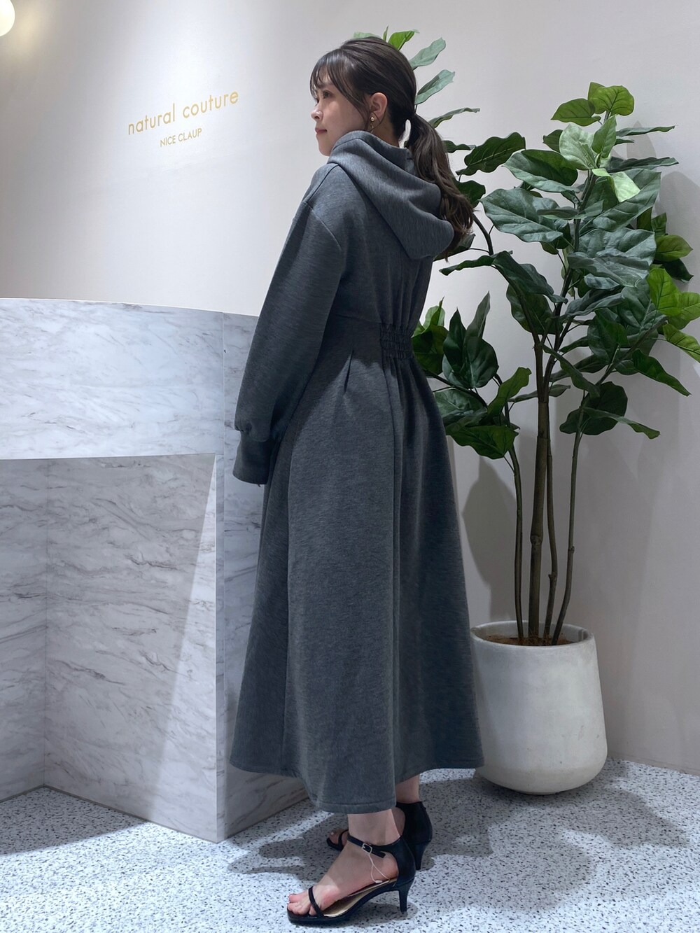 「大人カジュアル、ゆるコーデ、ootd、秋コーデ、秋服準備はじめました、大人かわいい、パーカー、パーカーワンピース、ワンピース、ワンピーススタイル、ロングワンピース、カジュアル、カジュアルスタイル、パーカーワンピ、いいね返し」｜「natural coutureのガラス横長肩入れトートバッグ（ショルダーバッグ、ホワイト系）」を使った、nana.さん（レディース・158cm）の夏コーディネートの2枚目の写真