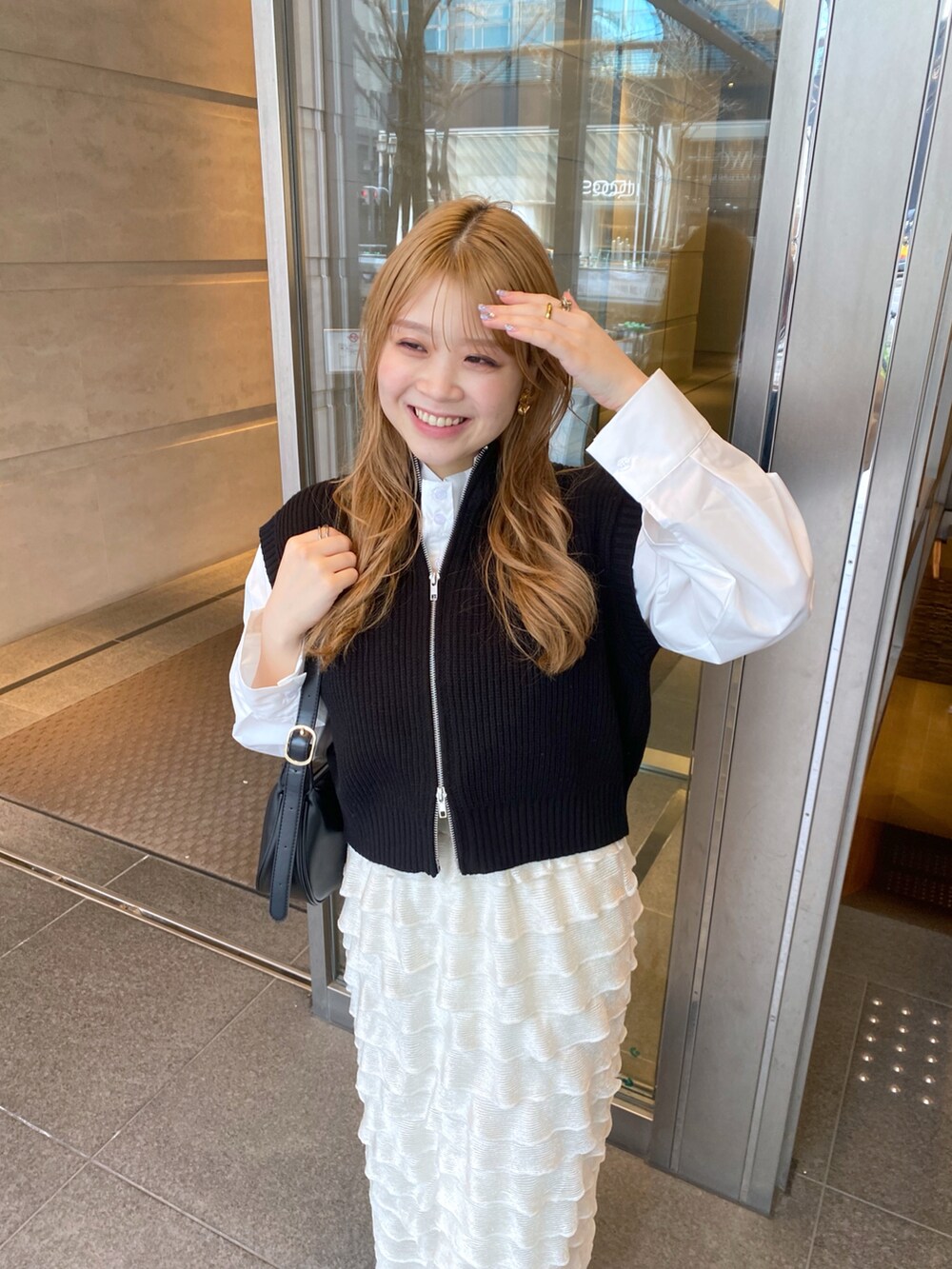 「大人カジュアル、春、大人かわいい、休日スタイル、大人女子、ブラックコーデ、きれいめカジュアル、大人可愛い、モノトーン、ニットベスト、ニットベスト×シャツ、骨格ストレート、フリルスカート、いいね、save、フォローお願いします🤑、ベスト」｜「natural coutureのフリルレースカットソースカート（スカート、ブラック系）」を使った、nana.さん（レディース・158cm）の冬コーディネートの3枚目の写真