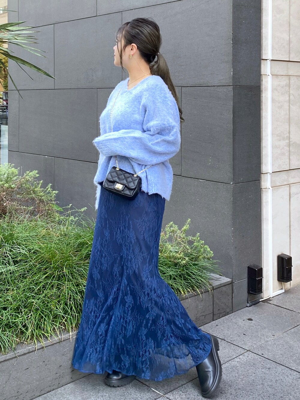 「ファッションを楽しもう、休日スタイル、オトナカジュアル、秋冬、シンプル、お出かけコーデ、大人かわいい、大人女子、秋のコーデ、ブルーコーデ、寒色コーデ、いいね、save、フォローお願いします🤑、冬コーデ、骨格ストレート、カジュアルコーデ」｜「natural coutureのosono長さ変えれるレーススカート（スカート、ホワイト系）」を使った、nana.さん（レディース・158cm）の秋コーディネートの4枚目の写真