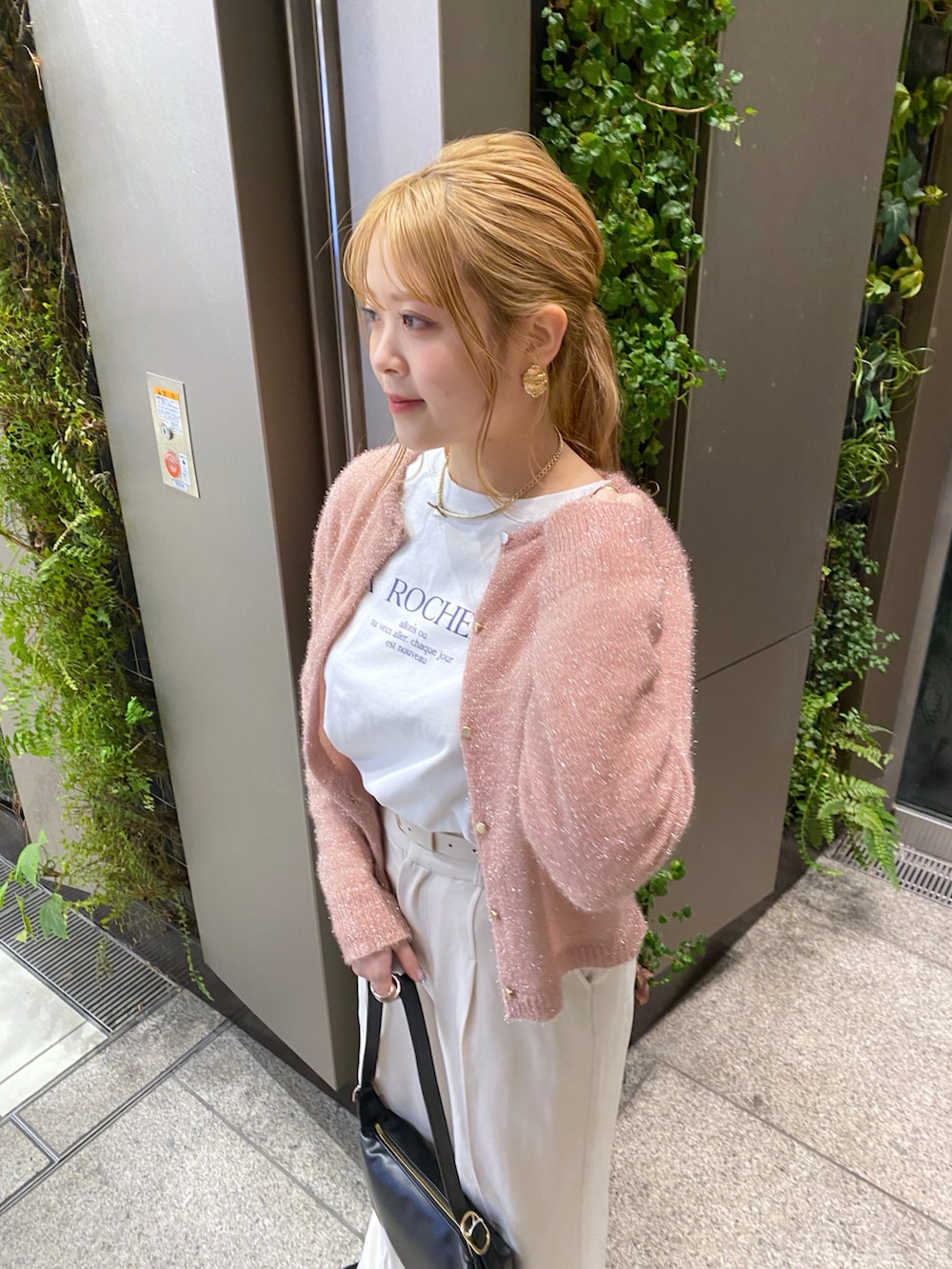「大人カジュアル、ラクチンコーデ、キレイめ、きれいめカジュアル、パンツスタイル、パンツコーデ、カーディガン、ニットカーディガン、ラメニット、オトナカジュアル、オトナ女子、オトナカワイイ、いいね、save、フォローお願いします🤑、骨格ストレート、春ファッション」｜「natural coutureのラメファンシーヤーン前後2WAYカーディガン（カーディガン/ボレロ、ピンク系）」を使った、nana.さん（レディース・158cm）の冬コーディネートの3枚目の写真
