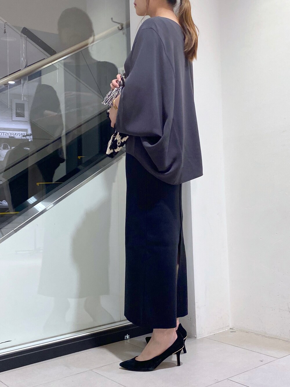 「カジュアルコーデ、今日のコーデ、大人かわいい、秋先取りコーデ、オトナ女子、秋コーデ、スカートコーデ、ロングスカート、きれいめ、タイトスカート、ポンチョ、ブラウス、ニットタイトスカート、いいね、save、フォローお願いします🤑、相互フォロー」｜「OUVRAGE CLASSEの【Swaraj/スワラージ】クラッチバック（クラッチバッグ、ブラック系）」を使った、nana.さん（レディース・158cm）の夏コーディネートの2枚目の写真