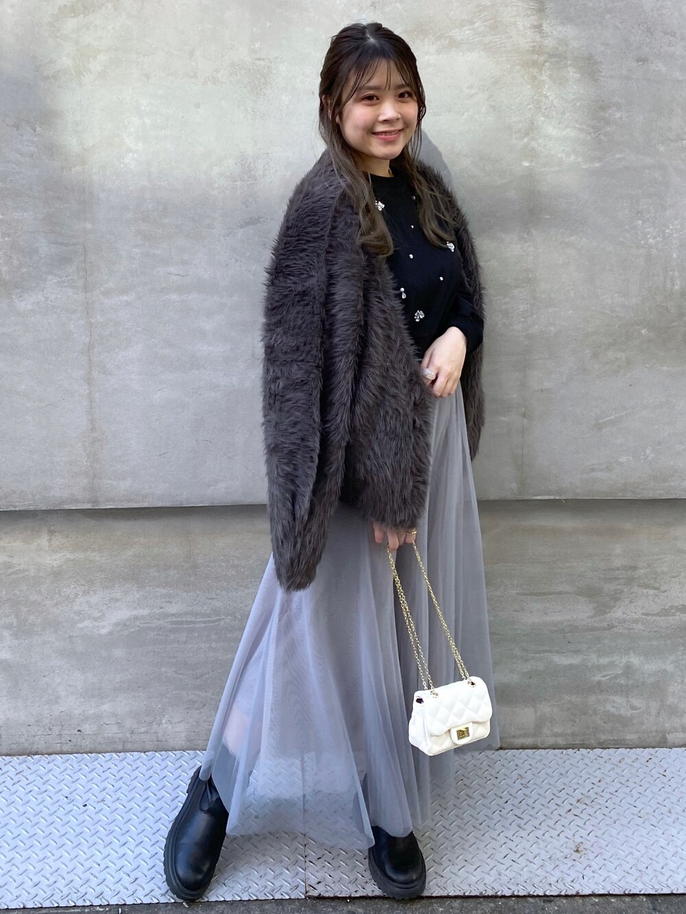 「秋のコーデ、ファッションを楽しもう、大人コーデ、ootd、秋冬コーデ、いいね、save、フォローお願いします🤑、今日のコーデ、大人女子、きれいめカジュアル、フェザー、フェザーニット、カーディガン、スカート、チュールスカート、オトナカジュアル」｜「natural coutureのキルティングチェーンミニバッグ（ショルダーバッグ、ホワイト系）」を使った、nana.さん（レディース・158cm）の秋コーディネートの4枚目の写真