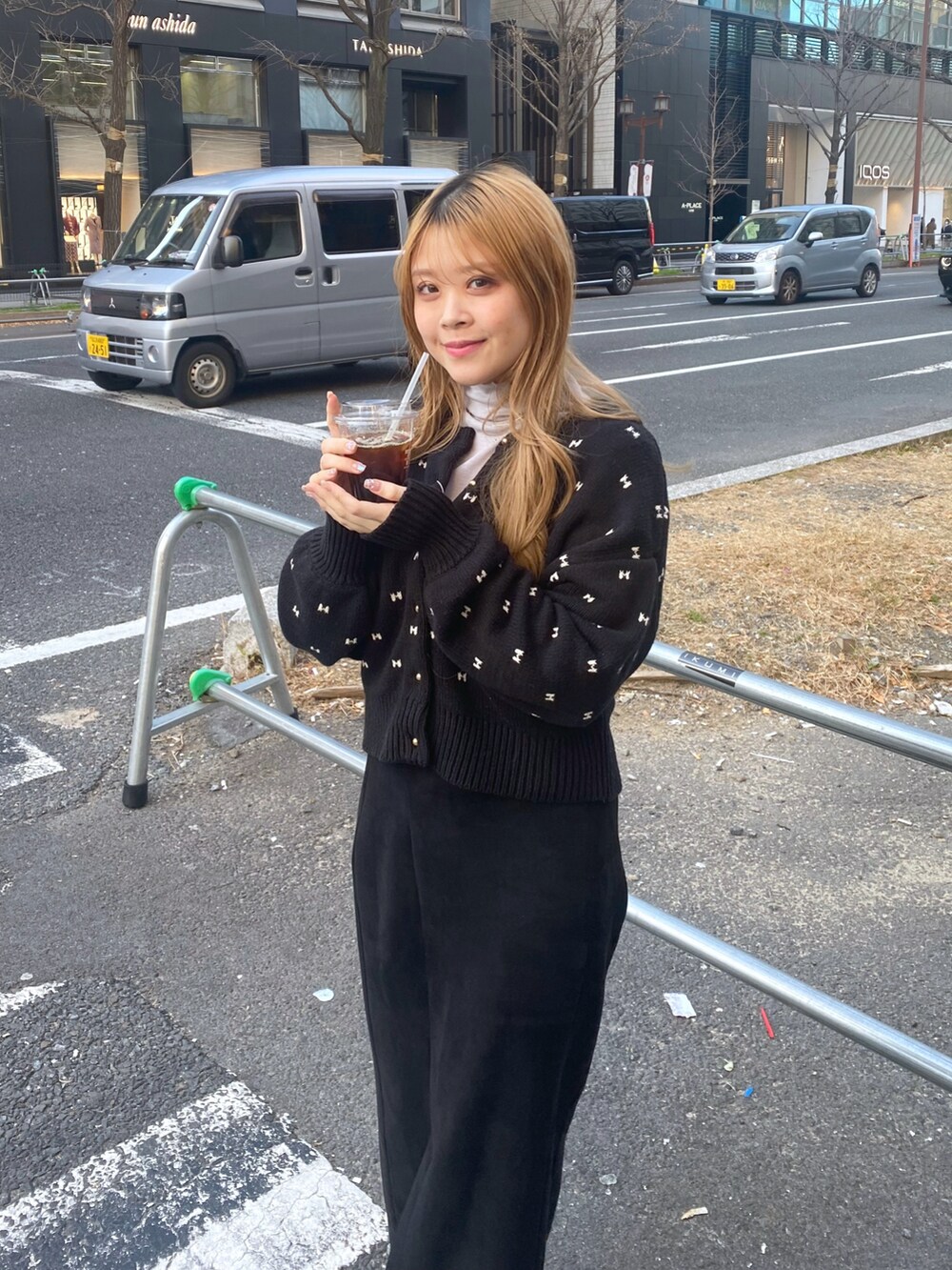「ニットコーデ、お洒落さんとつながりたい、カジュアルコーデ、スカートスタイル、大人コーデ、黒コーデ、レディースファッション、ワントーンコーデ、ワントーン、ブラック、ブラックコーデ、カーディガン、ニットカーディガン、タイトスカート、骨格ストレート」｜「natural coutureのリボンハートジャガードカーデ（カーディガン/ボレロ、ブラック系）」を使った、nana.さん（レディース・158cm）の冬コーディネートの3枚目の写真