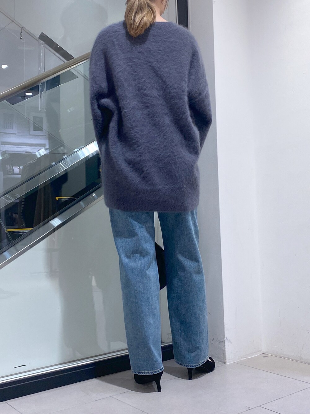 「シンプルコーデ、秋冬コーデ、大人カジュアル、おしゃれさんと繋がりたい、ootd、今日のコーデ、カジュアルコーデ、あったかコーデ、オーバーサイズ、いいね、save、フォローお願いします🤑、フォックスニット、フォックスファー、デニム、YANUK、相互フォロー」｜「YANUKの【YANUK/ヤヌーク】Trick Really Light LEA-TVS（デニムパンツ、ブルー系）」を使った、nana.さん（レディース・158cm）の秋コーディネートの2枚目の写真