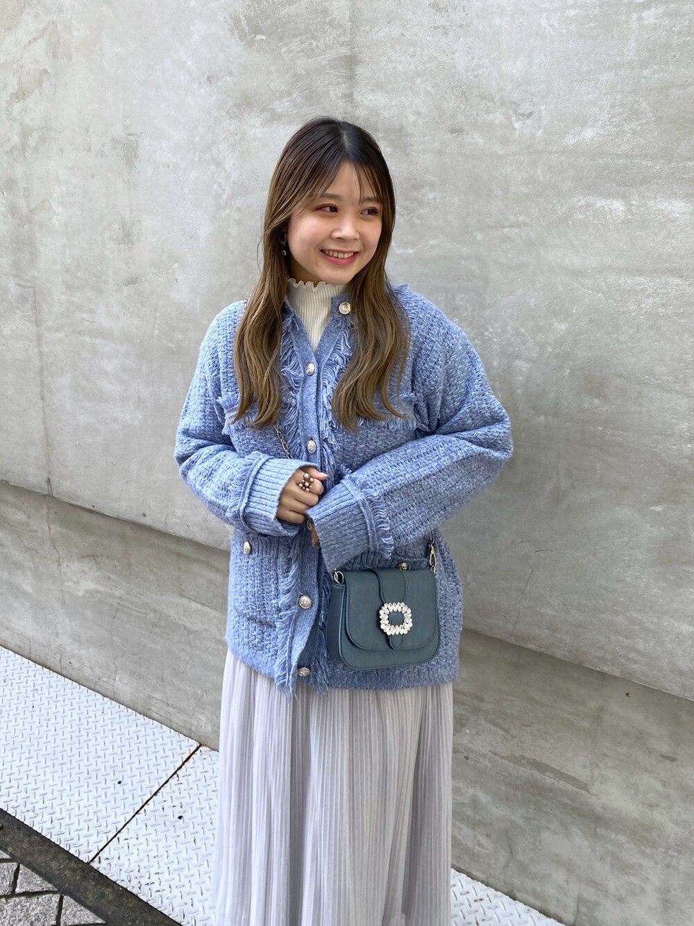 「オトナカジュアル、大人かわいい、冬ファッション、オトナ女子、ラクチンコーデ、今日のコーデ、フリンジ、カーディガン、ニットコーデ、ニットカーディガン、スカート、チュールスカート、いいね、save、フォローお願いします🤑、骨格ストレート、寒色系」｜「natural coutureのカノコ畦編みフリンジ金釦カーディガン（カーディガン/ボレロ、ブルー系）」を使った、nana.さん（レディース・158cm）の冬コーディネートの4枚目の写真