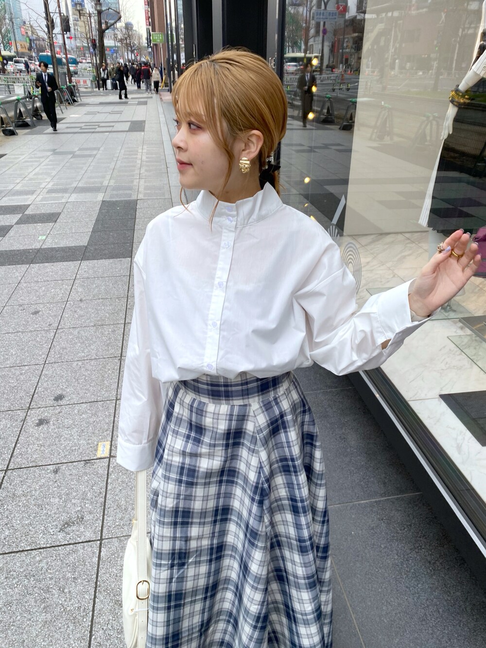 「春服コーデ、おでかけコーデ、カジュアルスタイル、シンプルスタイル、春服みてみて、オトナ女子、オトナカワイイ、ootd、ブラウス、ブラウスコーデ、ブラウス×スカート、オトナカジュアル、きれいめカジュアル、いいね、save、フォローお願いします🤑、骨格ストレート」｜「natural coutureの2WAYハイネックゆるシャツ（シャツ/ブラウス、ホワイト系）」を使った、nana.さん（レディース・158cm）の冬コーディネートの3枚目の写真