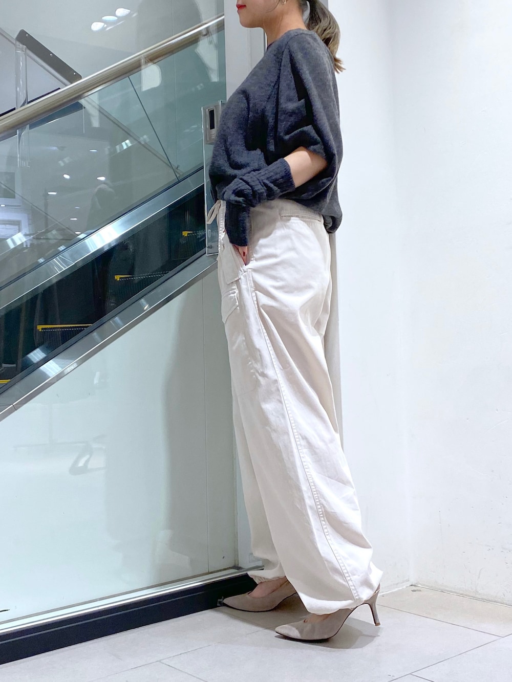 「秋のコーデ、秋ルック紹介するよ、オトナカジュアル、おしゃれさんと繋がりたい、今日のコーデ、秋、オトナ女子、カジュアルコーデ、アームウォーマー、アームカバー、TICCA、カーゴパンツ、いいね、save、フォローお願いします🤑、相互フォロー、ニットポンチョ」｜「TICCAの【TICCA/ティッカ】カーゴパンツ（カーゴパンツ、ホワイト系）」を使った、nana.さん（レディース・158cm）の秋コーディネートの2枚目の写真