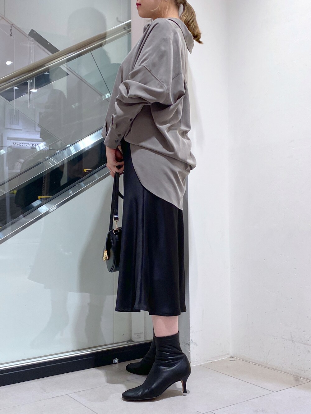 「シンプルコーデ、大人コーデ、お洒落さんとつながりたい、オトナカジュアル、秋冬コーデ、秋コーデ、スカートスタイル、オトナ女子、大人女子、ビッグシルエット、カシュクール、スカート、マーメイドスカート、ブーツ、ビッグシャツ」｜「OUVRAGE CLASSEのスモールショルダーバッグ（ショルダーバッグ、ブラック系）」を使った、nana.さん（レディース・158cm）の冬コーディネートの2枚目の写真