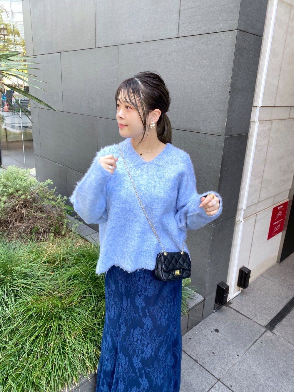 「ファッションを楽しもう、休日スタイル、オトナカジュアル、秋冬、シンプル、お出かけコーデ、大人かわいい、大人女子、秋のコーデ、ブルーコーデ、寒色コーデ、いいね、save、フォローお願いします🤑、冬コーデ、骨格ストレート、カジュアルコーデ」｜「natural coutureのosono長さ変えれるレーススカート（スカート、ホワイト系）」を使った、nana.さん（レディース・158cm）の秋コーディネートの2枚目の写真