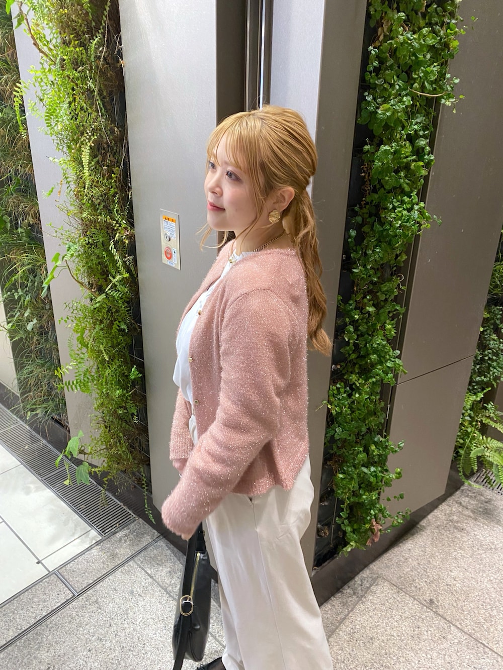 「大人カジュアル、ラクチンコーデ、キレイめ、きれいめカジュアル、パンツスタイル、パンツコーデ、カーディガン、ニットカーディガン、ラメニット、オトナカジュアル、オトナ女子、オトナカワイイ、いいね、save、フォローお願いします🤑、骨格ストレート、春ファッション」｜「natural coutureのラメファンシーヤーン前後2WAYカーディガン（カーディガン/ボレロ、ピンク系）」を使った、nana.さん（レディース・158cm）の冬コーディネートの2枚目の写真