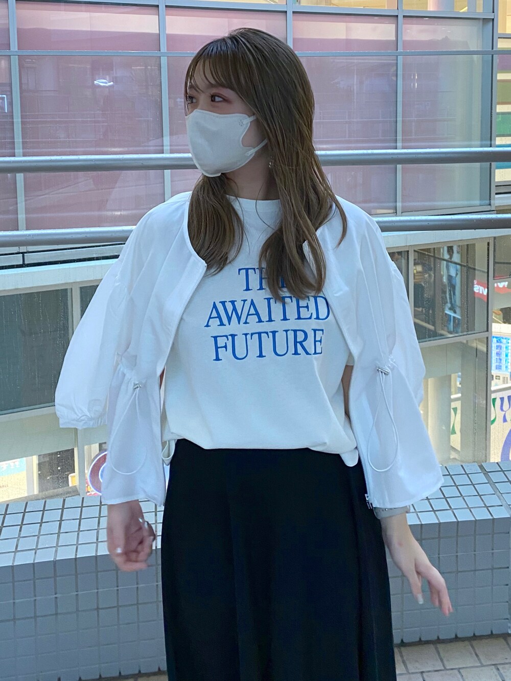 「みんなの白Tフェス、夏コーデ、ラクチンコーデ、今日のコーデ、オトナカジュアル、お洒落さんとつながりたい、カジュアルコーデ、大人カジュアル、夏ファッション、Tシャツ、ロゴT、スカート、ロングスカート、ブルゾン、いいね、save、フォローお願いします🤑」｜「natural coutureの綿麻ハイウエストサーキュラースカート（スカート、ブラック系）」を使った、nana.さん（レディース・158cm）の夏コーディネートの3枚目の写真