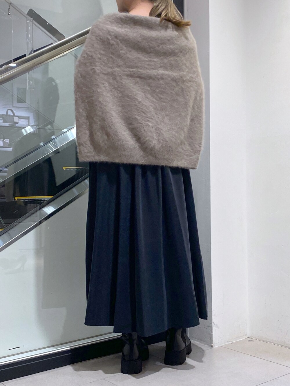 「秋ルック紹介するよ、おしゃれさんと繋がりたい、秋🍁コーデ、オトナカワイイ、秋服準備はじめました、きれいめカジュアル、キレイめ、ワンピース、ワンピーススタイル、ワンピースコーデ、黒ワンピ、フォックスニット、肩掛け、いいね、save、フォローお願いします🤑、相互フォロー」｜「OUVRAGE CLASSEのベルト付きスキッパーワンピース（ワンピース、グリーン系）」を使った、nana.さん（レディース・158cm）の秋コーディネートの2枚目の写真