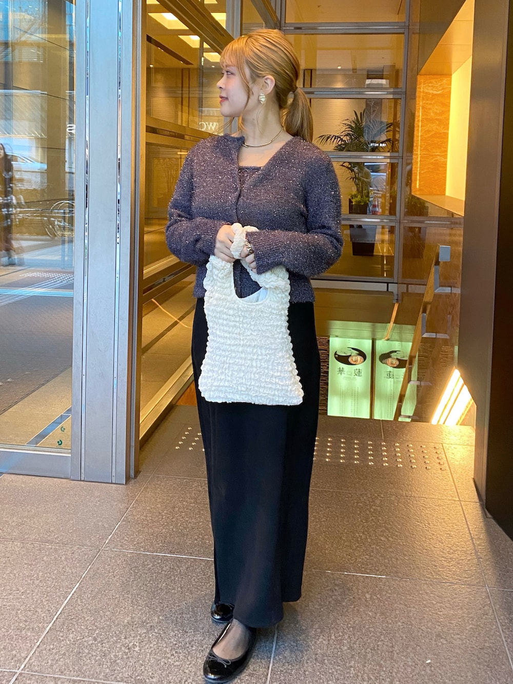 「大人カジュアル、休日スタイル、モノトーンコーデ、きれいめコーディネート、オトナカワイイ、大人女子、キレイめ、カーディガンコーデ、春服、グレー、ビスチェ、ラメニット、いいね、save、フォローお願いします🤑、骨格ストレート、タイトスカート」｜「natural coutureのラメファンシーヤーン前後2WAYカーディガン（カーディガン/ボレロ、ピンク系）」を使った、nana.さん（レディース・158cm）の冬コーディネートの4枚目の写真
