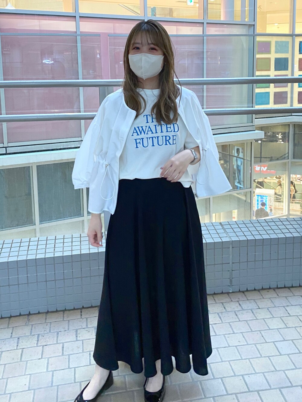 「みんなの白Tフェス、夏コーデ、ラクチンコーデ、今日のコーデ、オトナカジュアル、お洒落さんとつながりたい、カジュアルコーデ、大人カジュアル、夏ファッション、Tシャツ、ロゴT、スカート、ロングスカート、ブルゾン、いいね、save、フォローお願いします🤑」｜「natural coutureの綿麻ハイウエストサーキュラースカート（スカート、ブラック系）」を使った、nana.さん（レディース・158cm）の夏コーディネートの2枚目の写真