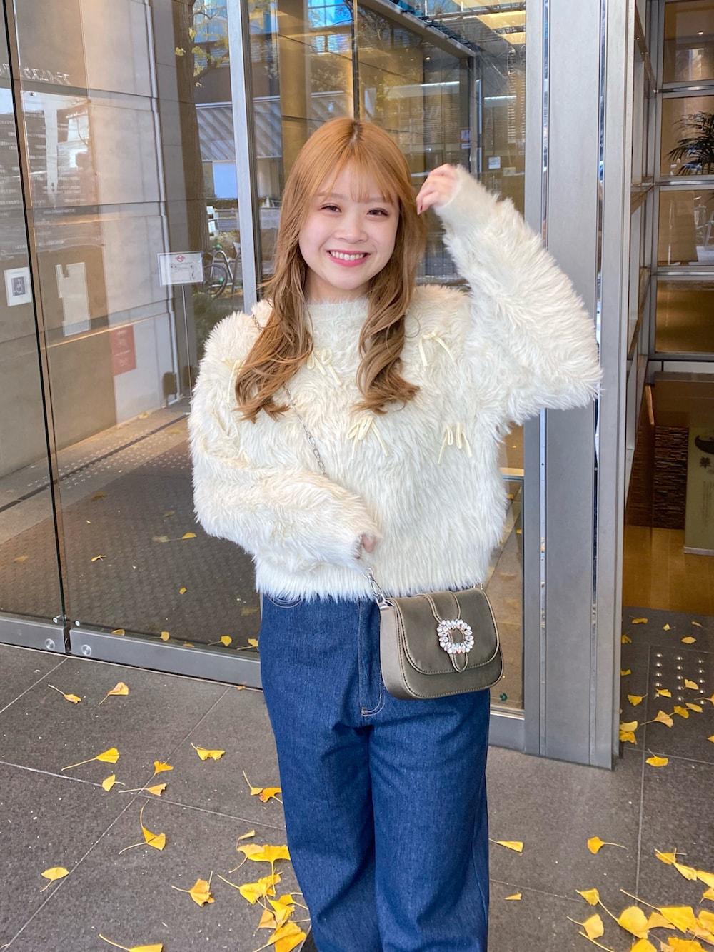 「シンプル、大人女子、大人かわいい、今日のコーデ、冬服、お洒落さんとつながりたい、冬コーデ、デニム、デニムパンツ、フェザー、フェザーニット、クリスマスに着たい服、オトナカジュアル、オトナ女子、いいね、save、フォローお願いします🤑」｜「LARUTAの【LARUTA】長さ変えれるセルフカットデニムパンツ（デニムパンツ、ブルー系）」を使った、nana.さん（レディース・158cm）の冬コーディネートの2枚目の写真