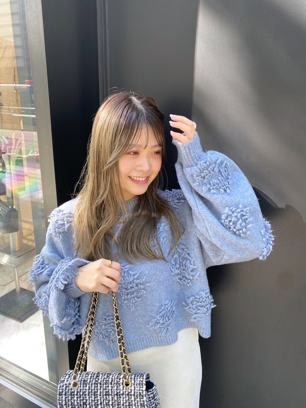 「ファッションを楽しもう、オトナカジュアル、秋冬、シンプル、お出かけコーデ、大人かわいい、大人女子、カジュアルスタイル、きれいめカジュアル、いいね、save、フォローお願いします🤑、ニット、ベロアスカート、スカート、骨格ストレート、骨スト」｜「natural coutureのキルティングチェーンバッグ（ショルダーバッグ、ベージュ系）」を使った、nana.さん（レディース・158cm）の秋コーディネートの4枚目の写真