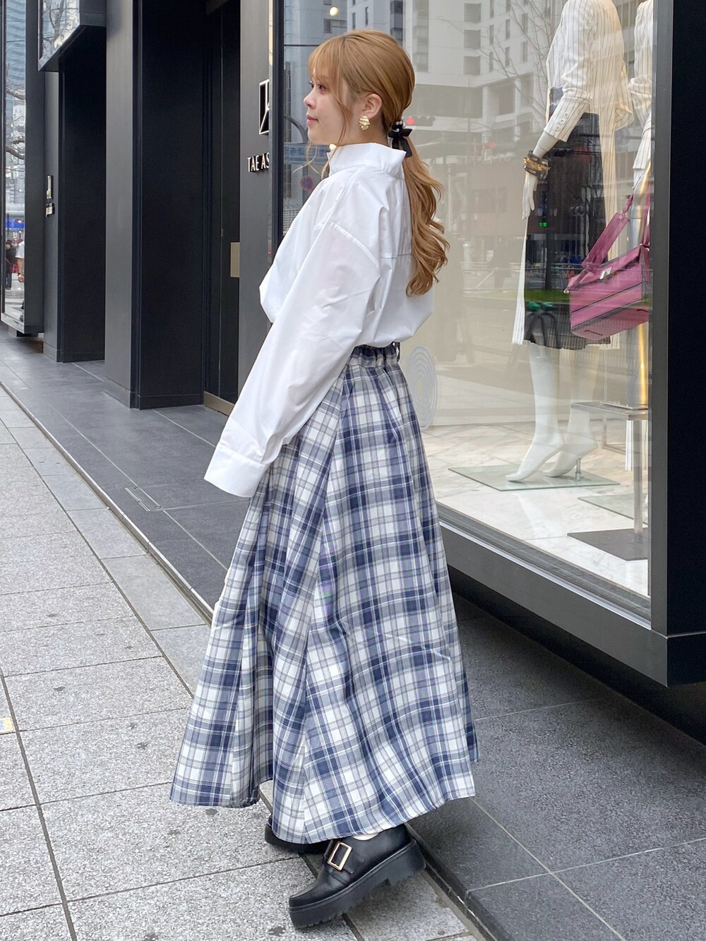 「春服コーデ、おでかけコーデ、カジュアルスタイル、シンプルスタイル、春服みてみて、オトナ女子、オトナカワイイ、ootd、ブラウス、ブラウスコーデ、ブラウス×スカート、オトナカジュアル、きれいめカジュアル、いいね、save、フォローお願いします🤑、骨格ストレート」｜「natural coutureの2WAYハイネックゆるシャツ（シャツ/ブラウス、ホワイト系）」を使った、nana.さん（レディース・158cm）の冬コーディネートの2枚目の写真