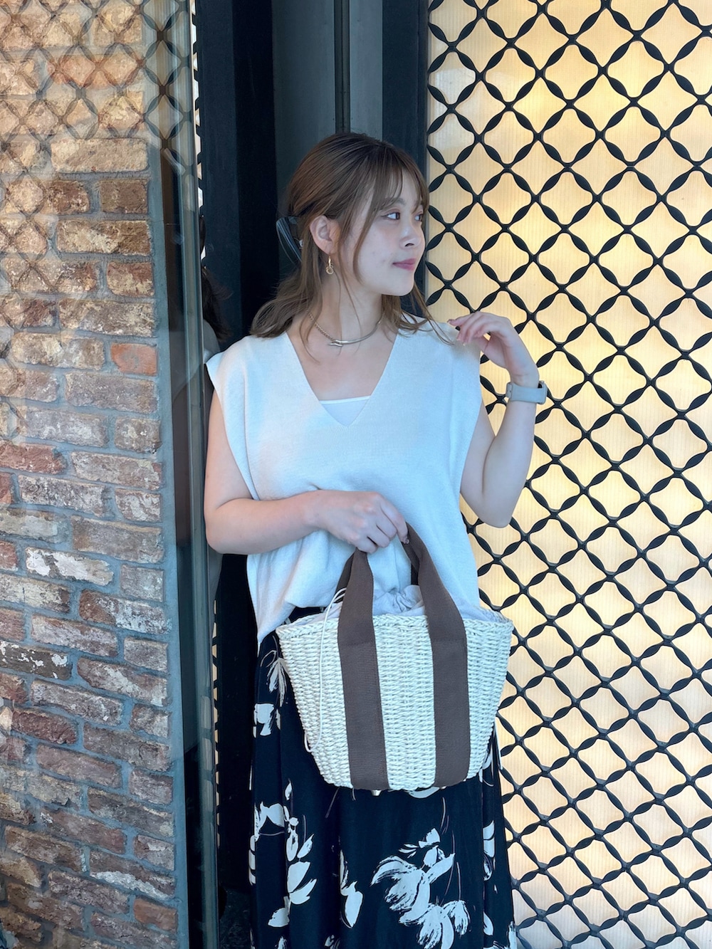 「きれいめカジュアル、シンプルコーデ、夏コーデ、カジュアルコーデ、大人かわいい、大人ファッション、おしゃれさんと繋がりたい、オトナ女子、春、ニットベスト、骨スト、骨格ストレート、スカート、スカートスタイル、いいね、save、フォローお願いします🤑」｜「natural coutureのペーパーバケツトートバッグ（ショルダーバッグ、ブラウン系）」を使った、nana.さん（レディース・158cm）の春コーディネートの3枚目の写真